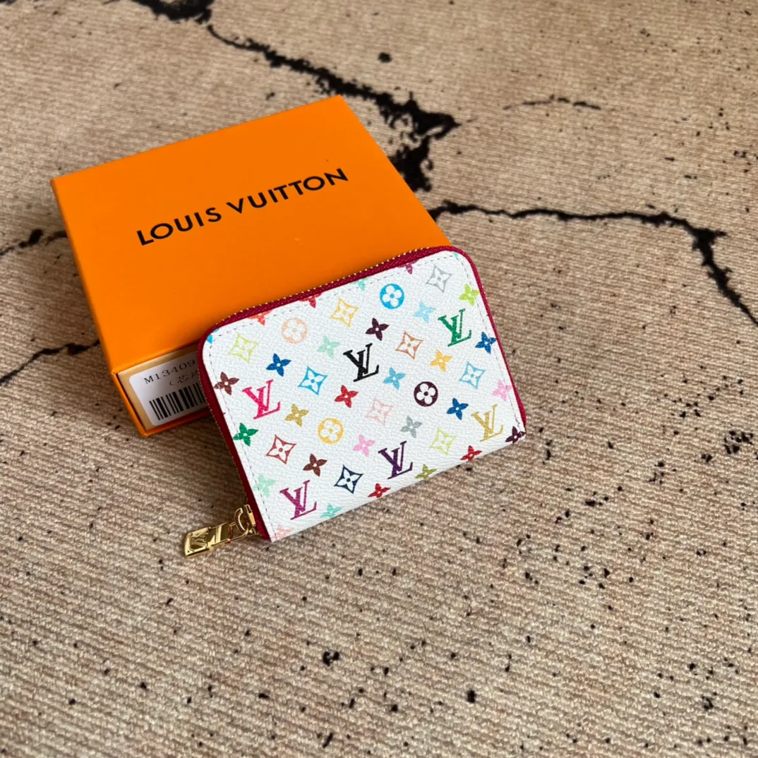 Factory Price 300 Top Original LV x TM Zippy Coin Purse M13409 White Color (Three Colors-Takashi Murakami) As part of the Louis Vuitton x Murakami series reissue, the timeless Zippy coin purse is practical and playful, upgraded for this season. It's made from Monogram coated canvas in a cheerful rainbow of hues, in keeping with the Japanese artist's signature pop palette. The interior is secured with a silver zipper and is divided into multiple compartments for coins, banknotes and cards. Dimensions: 11 x 8.5 x 2 cm.