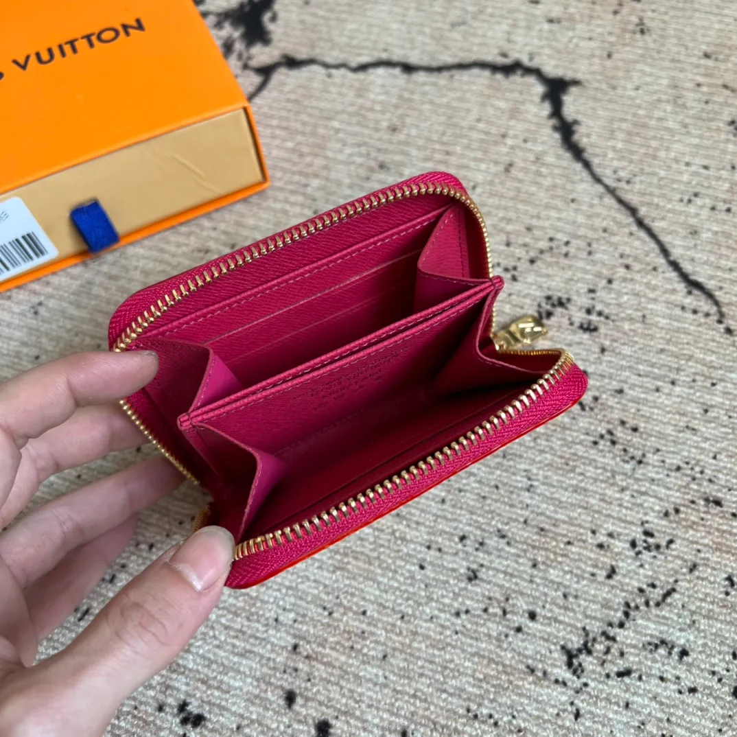 Factory Price 300 Top Original LV x TM Zippy Coin Purse M13409 White Color (Three Colors-Takashi Murakami) As part of the Louis Vuitton x Murakami series reissue, the timeless Zippy coin purse is practical and playful, upgraded for this season. It's made from Monogram coated canvas in a cheerful rainbow of hues, in keeping with the Japanese artist's signature pop palette. The interior is secured with a silver zipper and is divided into multiple compartments for coins, banknotes and cards. Dimensions: 11 x 8.5 x 2 cm.