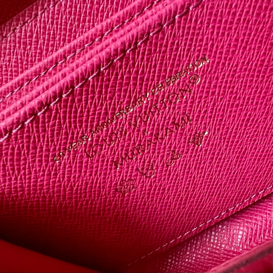 Factory Price 300 Top Original LV x TM Zippy Coin Purse M13409 White Color (Three Colors-Takashi Murakami) As part of the Louis Vuitton x Murakami series reissue, the timeless Zippy coin purse is practical and playful, upgraded for this season. It's made from Monogram coated canvas in a cheerful rainbow of hues, in keeping with the Japanese artist's signature pop palette. The interior is secured with a silver zipper and is divided into multiple compartments for coins, banknotes and cards. Dimensions: 11 x 8.5 x 2 cm.