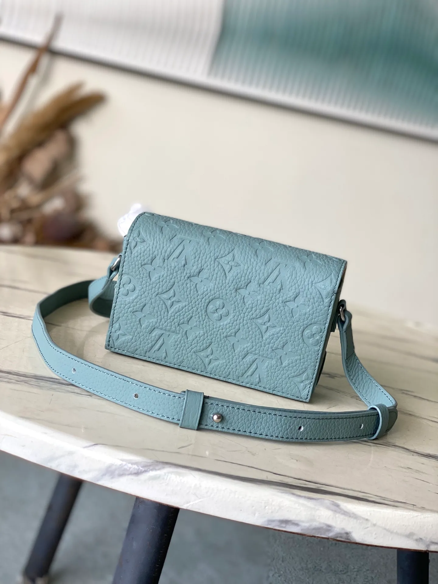 💰1000 (top-grain leather) top original order M13889 This Steamer mini handbag is made of Monogram embossed Taurillon cow leather with metal parts and leather reinforced corners. The pin and chain details pay tribute to the classic design of the Steamer handbag. The adjustable leather shoulder strap allows for comfortable shoulder or cross-body wear, and the zippered interior pocket keeps valuables secure. Dimensions: 18 × 11 × 6.5 cm