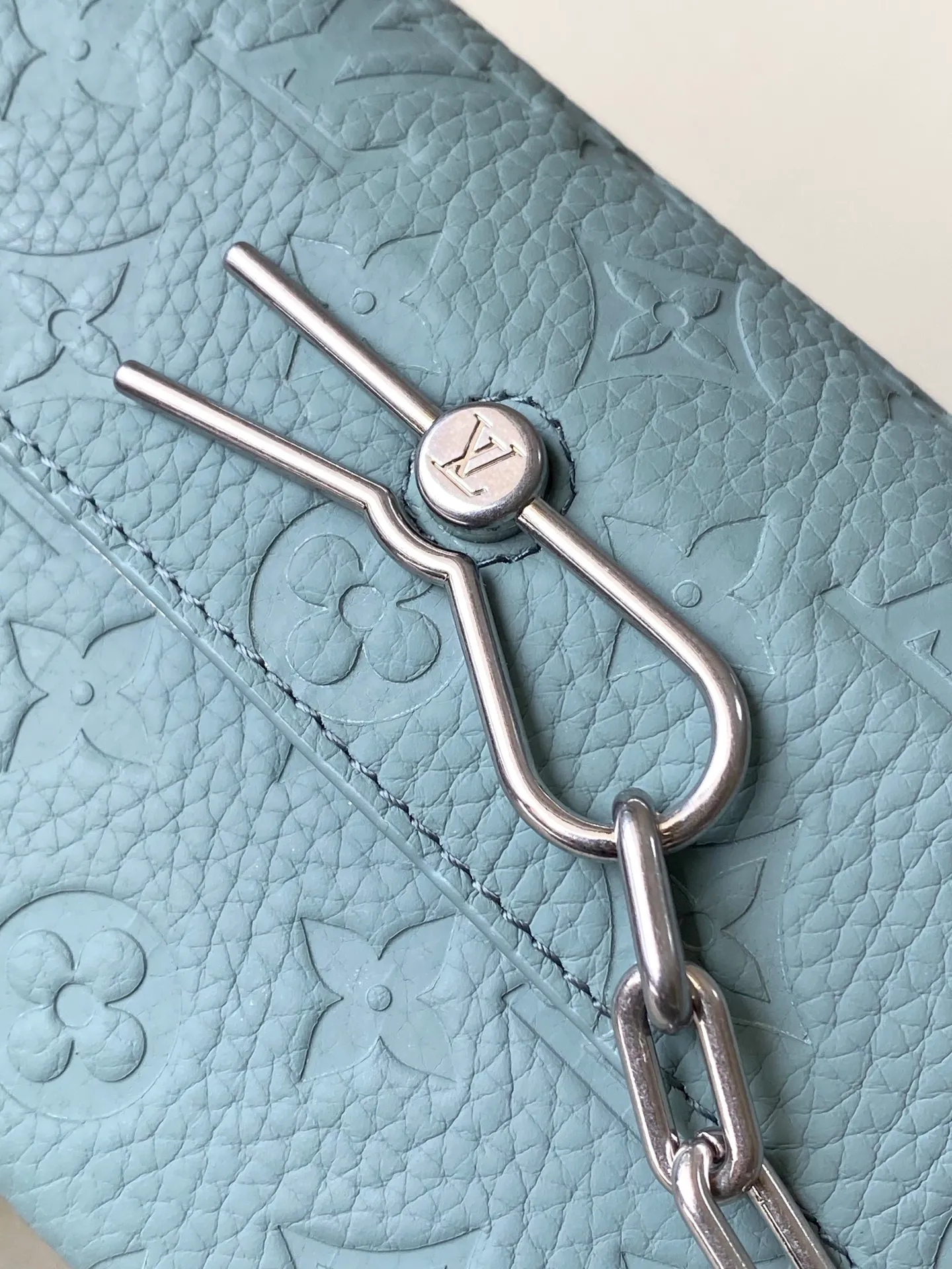 💰1000 (top-grain leather) top original order M13889 This Steamer mini handbag is made of Monogram embossed Taurillon cow leather with metal parts and leather reinforced corners. The pin and chain details pay tribute to the classic design of the Steamer handbag. The adjustable leather shoulder strap allows for comfortable shoulder or cross-body wear, and the zippered interior pocket keeps valuables secure. Dimensions: 18 × 11 × 6.5 cm