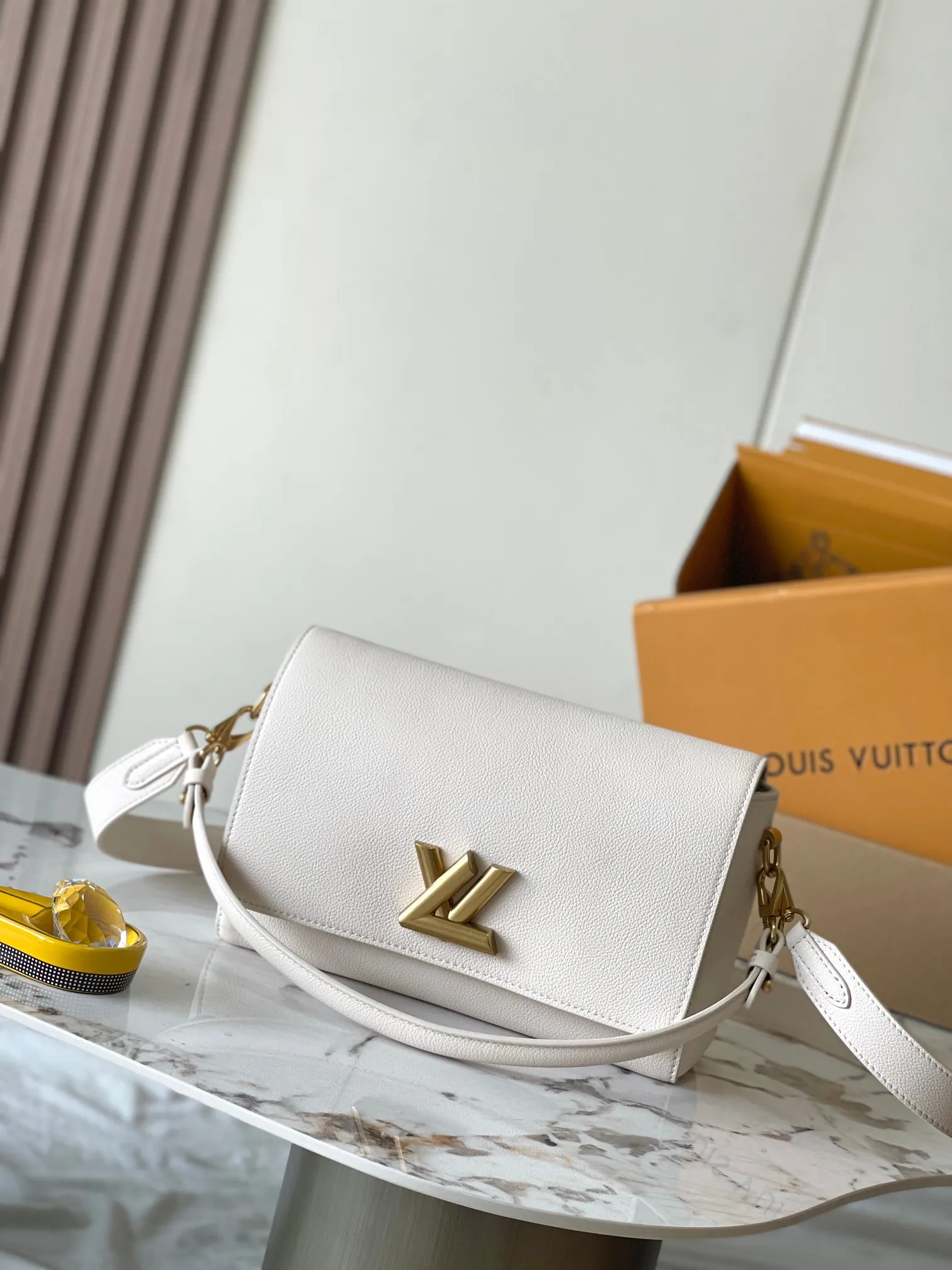 p2560 [Special grade MB chip version original leather] Soft Twist handbag Model: M25359 off-white dynamic chip version Material: A-grade all-steel hardware, imported original fabric Packaging: full set of original duty-free MB packaging Size: 27*19*9CM