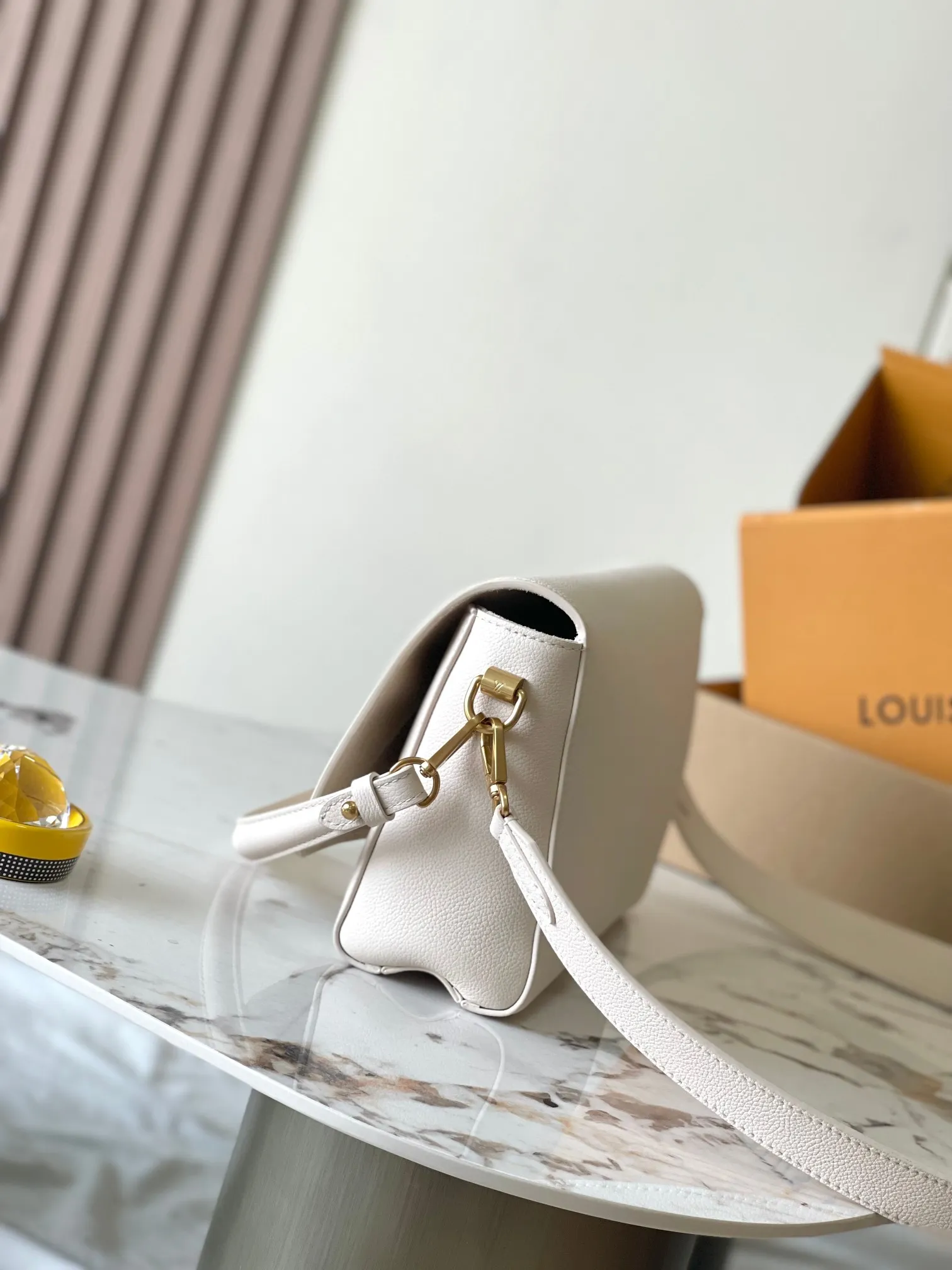 p2560 [Special grade MB chip version original leather] Soft Twist handbag Model: M25359 off-white dynamic chip version Material: A-grade all-steel hardware, imported original fabric Packaging: full set of original duty-free MB packaging Size: 27*19*9CM
