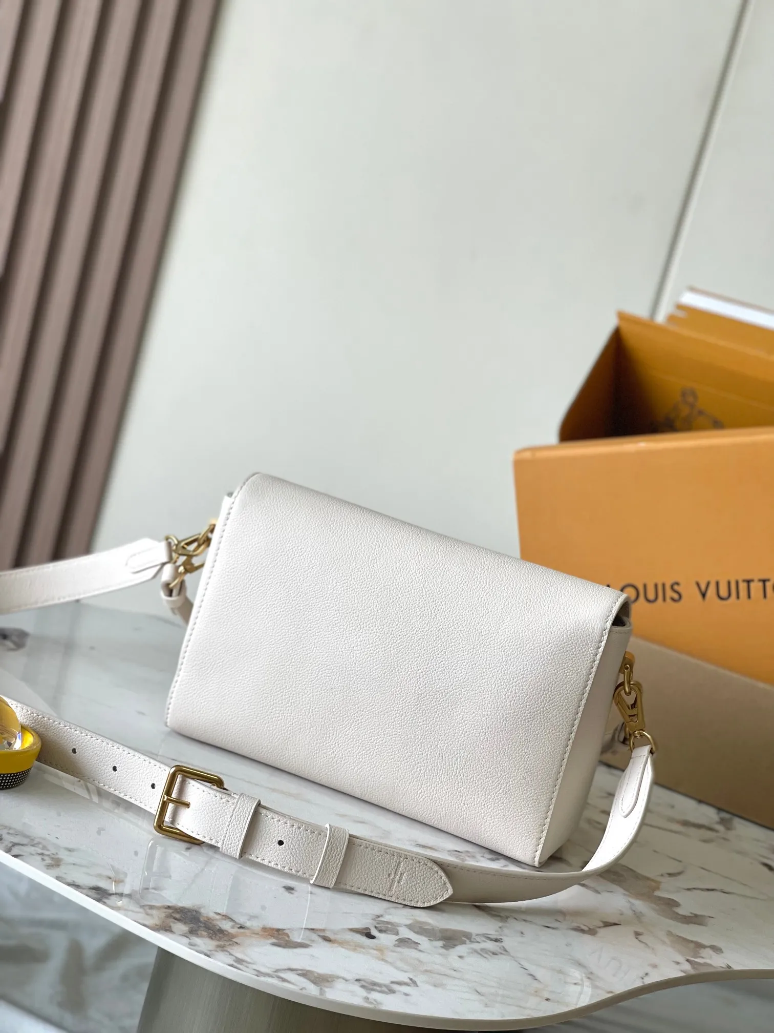 p2560 [Special grade MB chip version original leather] Soft Twist handbag Model: M25359 off-white dynamic chip version Material: A-grade all-steel hardware, imported original fabric Packaging: full set of original duty-free MB packaging Size: 27*19*9CM
