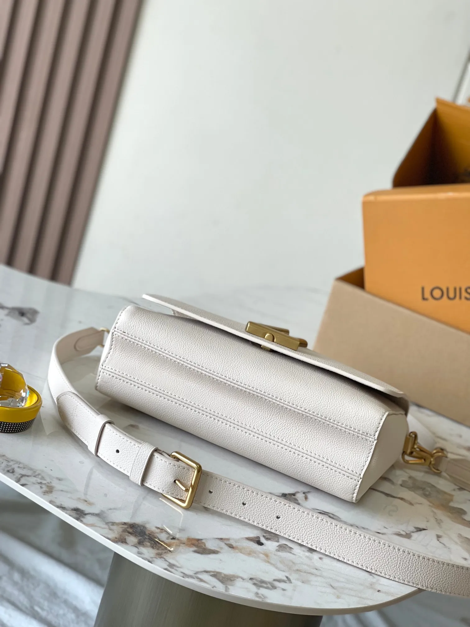p2560 [Special grade MB chip version original leather] Soft Twist handbag Model: M25359 off-white dynamic chip version Material: A-grade all-steel hardware, imported original fabric Packaging: full set of original duty-free MB packaging Size: 27*19*9CM