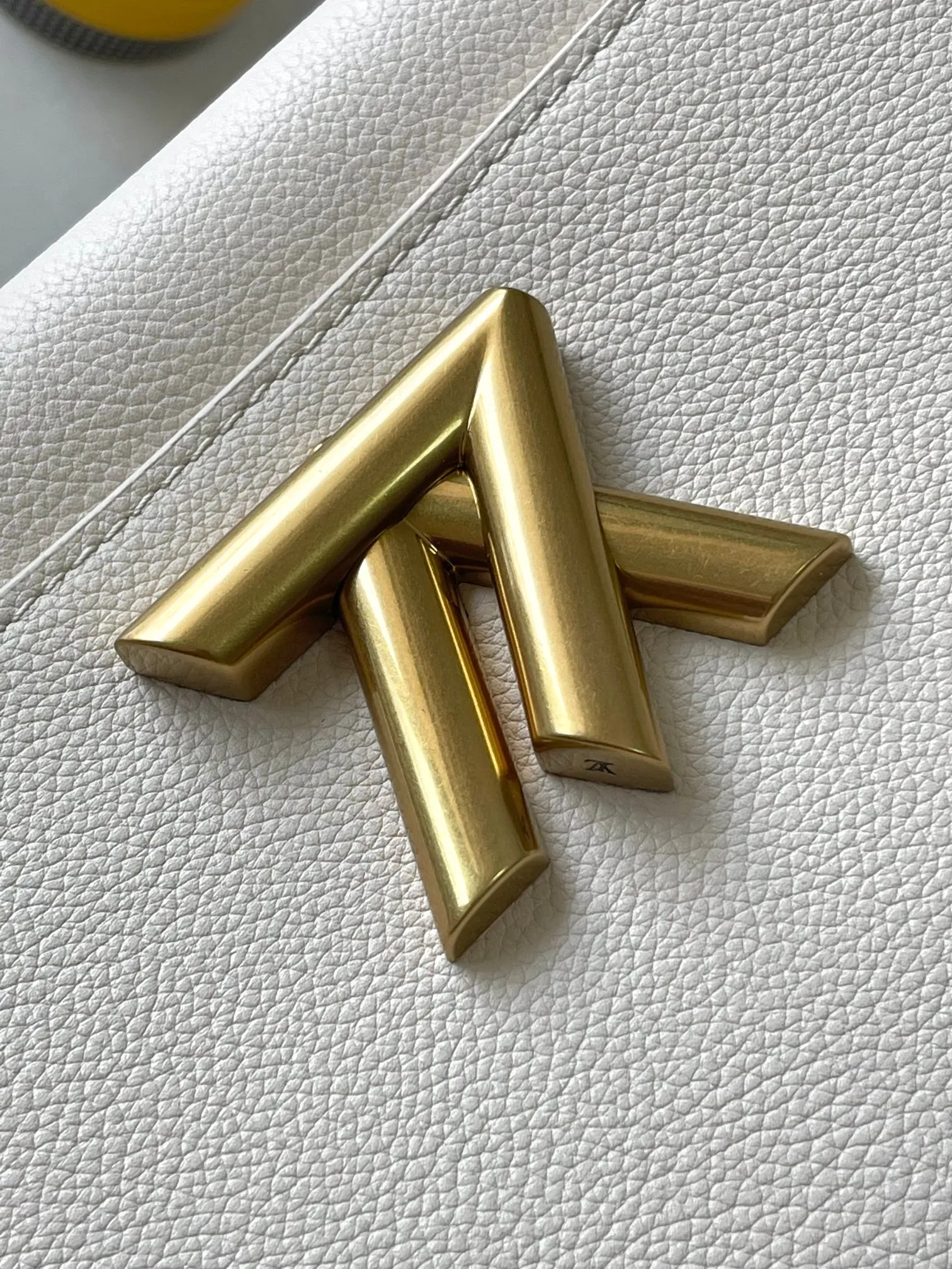 p2560 [Special grade MB chip version original leather] Soft Twist handbag Model: M25359 off-white dynamic chip version Material: A-grade all-steel hardware, imported original fabric Packaging: full set of original duty-free MB packaging Size: 27*19*9CM