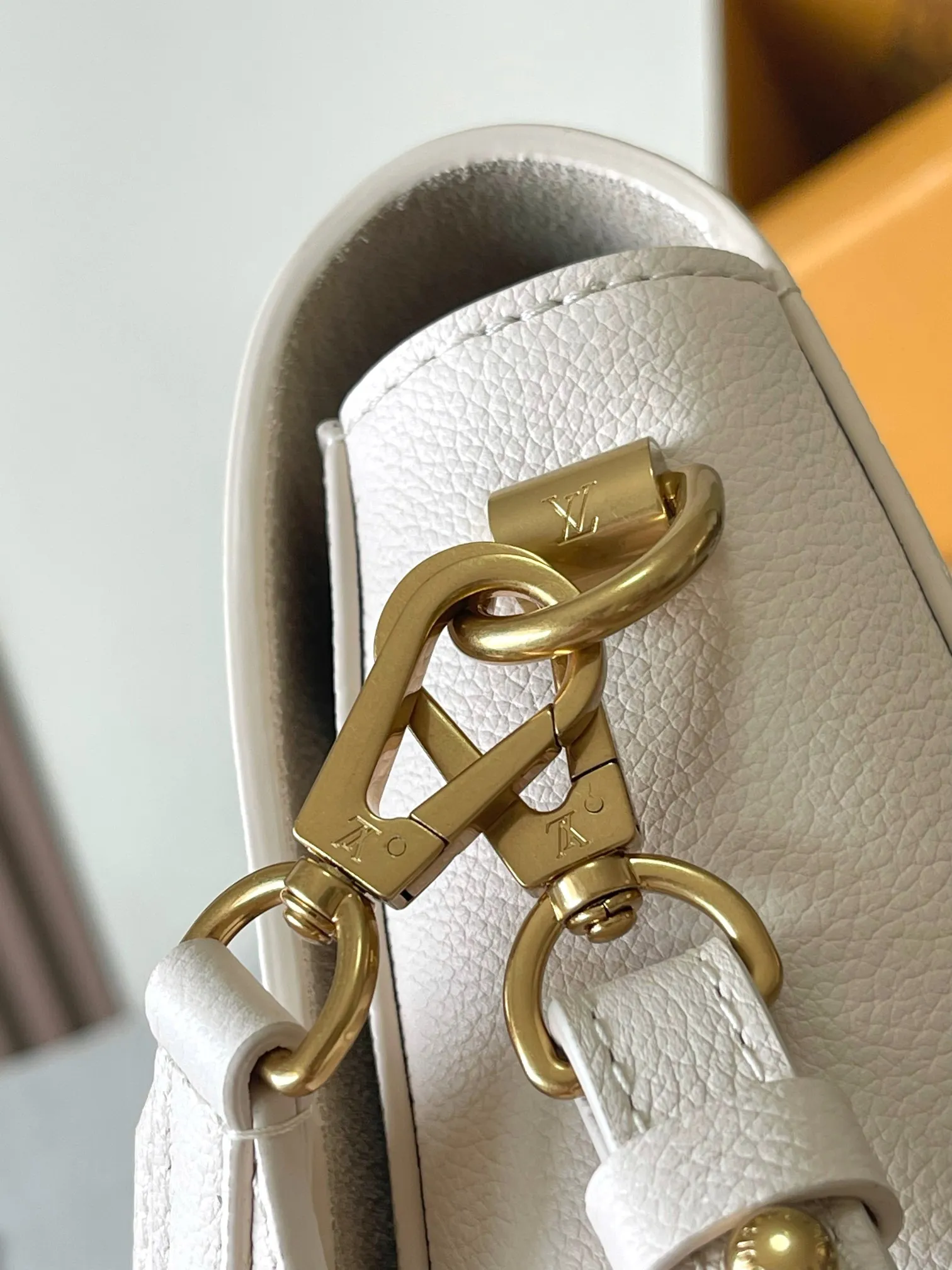 p2560 [Special grade MB chip version original leather] Soft Twist handbag Model: M25359 off-white dynamic chip version Material: A-grade all-steel hardware, imported original fabric Packaging: full set of original duty-free MB packaging Size: 27*19*9CM