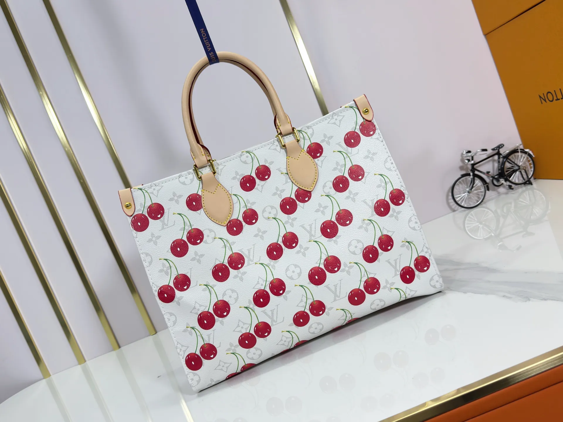 P260 Upgraded Original 🔥New 🔥M45039 M45321 M44571 This Onthego medium handbag uses classic Monogram canvas and Monogram Reverse canvas on both sides to present different styles at will. Toron's dual handles and shoulder strap allow for a variety of carrying options. Dimensions: 34.0 x 26.0 x 13.0 cm (length x height x width)