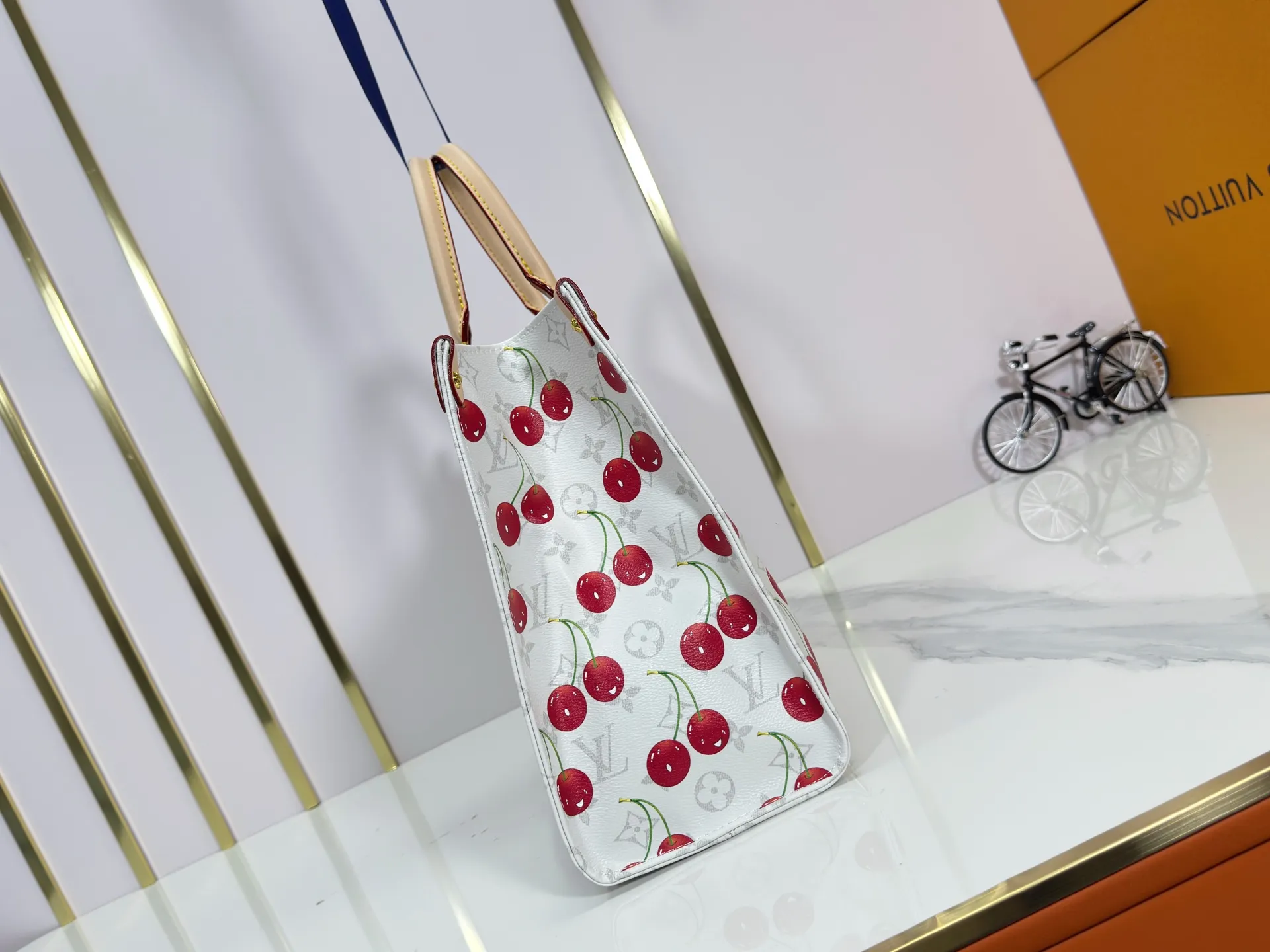 P260 Upgraded Original 🔥New 🔥M45039 M45321 M44571 This Onthego medium handbag uses classic Monogram canvas and Monogram Reverse canvas on both sides to present different styles at will. Toron's dual handles and shoulder strap allow for a variety of carrying options. Dimensions: 34.0 x 26.0 x 13.0 cm (length x height x width)