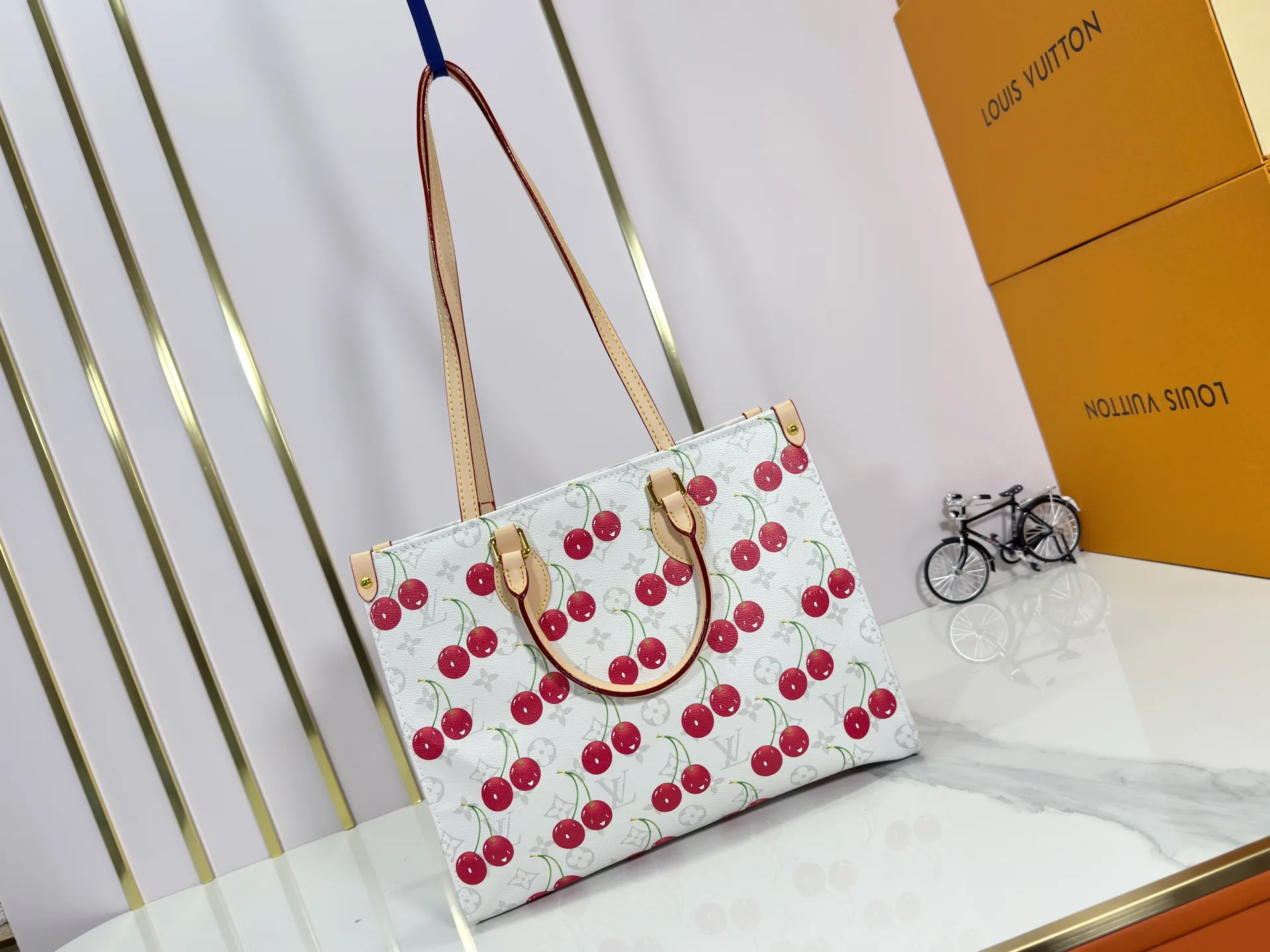 P260 Upgraded Original 🔥New 🔥M45039 M45321 M44571 This Onthego medium handbag uses classic Monogram canvas and Monogram Reverse canvas on both sides to present different styles at will. Toron's dual handles and shoulder strap allow for a variety of carrying options. Dimensions: 34.0 x 26.0 x 13.0 cm (length x height x width)