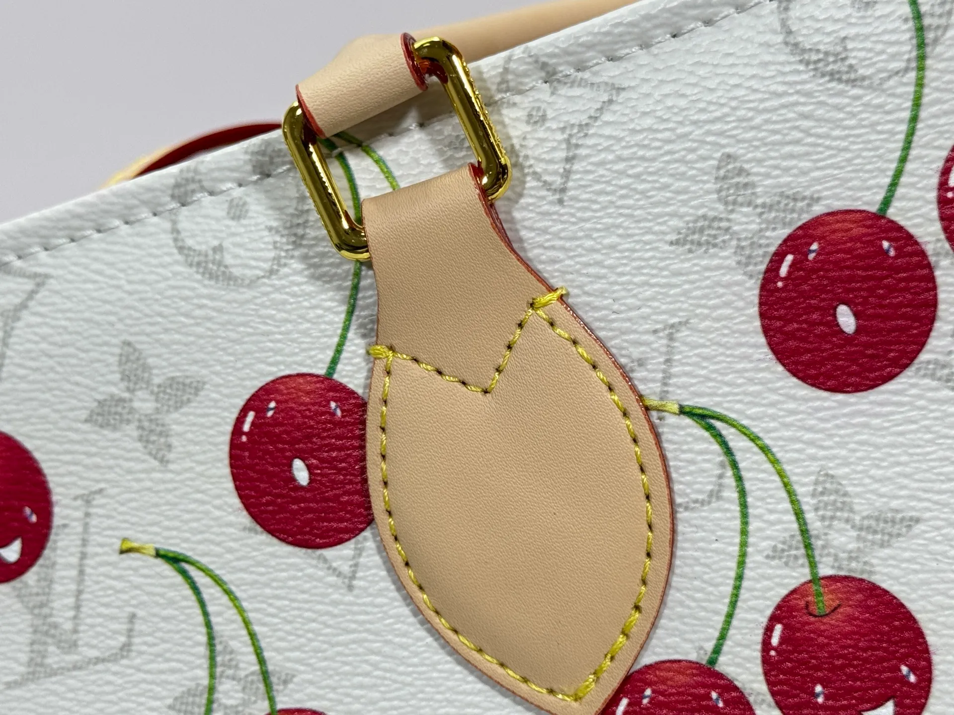 P260 Upgraded Original 🔥New 🔥M45039 M45321 M44571 This Onthego medium handbag uses classic Monogram canvas and Monogram Reverse canvas on both sides to present different styles at will. Toron's dual handles and shoulder strap allow for a variety of carrying options. Dimensions: 34.0 x 26.0 x 13.0 cm (length x height x width)