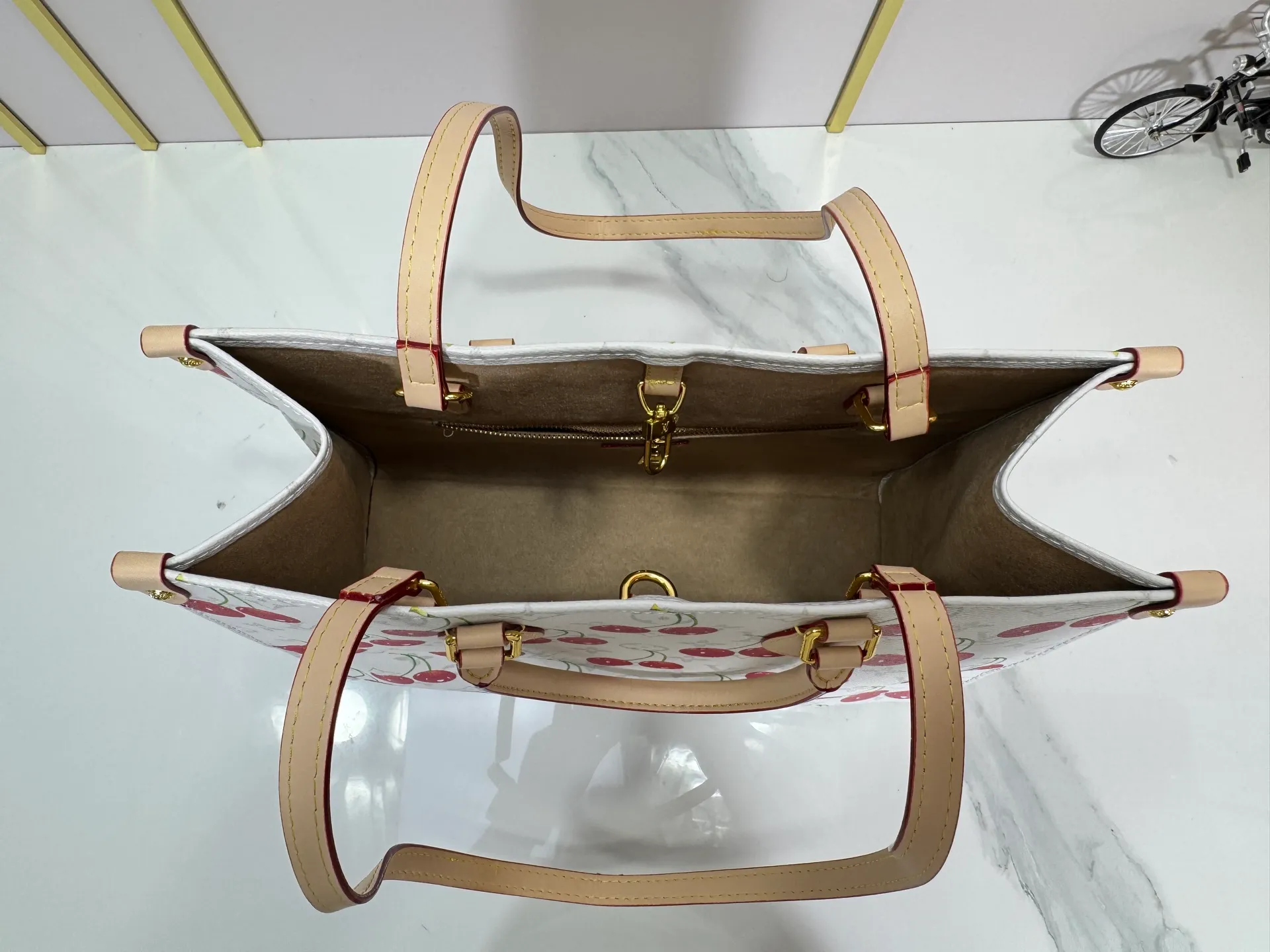 P260 Upgraded Original 🔥New 🔥M45039 M45321 M44571 This Onthego medium handbag uses classic Monogram canvas and Monogram Reverse canvas on both sides to present different styles at will. Toron's dual handles and shoulder strap allow for a variety of carrying options. Dimensions: 34.0 x 26.0 x 13.0 cm (length x height x width)