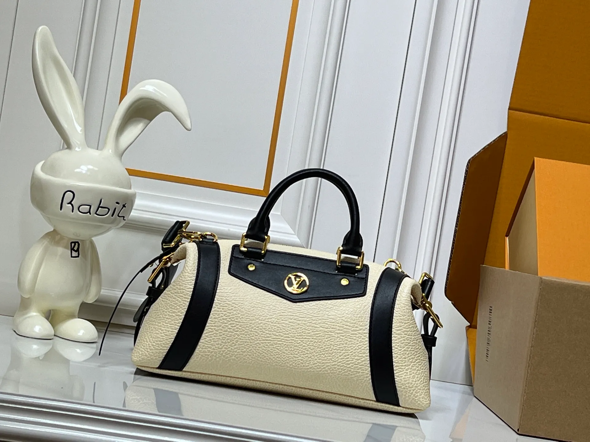 Batch 320💰[Exclusive real shot] Medium size M25566 M14623 Full leather motorcycle bag M14702 M14700 NANO LV BIKER handbag This Nano LV Rider handbag is from the 2025 spring and summer series. It is made of pixelated grain sheep leather with smooth cow leather elements, and is decorated with LV Circle logo. The foldable configuration makes it easy to store in a suitcase, and the modern design adds a rock-n-roll edge to any look. Dimensions: 10 x 10 x 23 cm