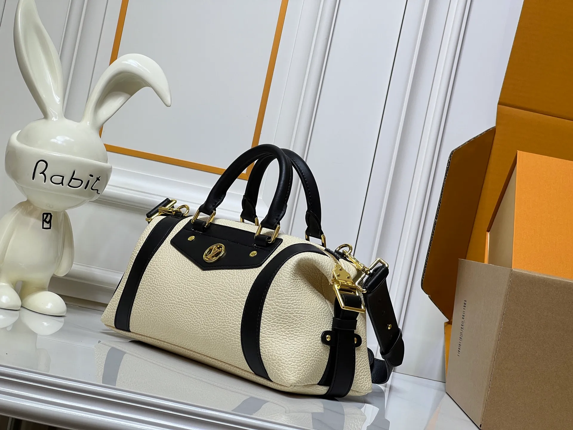 Batch 320💰[Exclusive real shot] Medium size M25566 M14623 Full leather motorcycle bag M14702 M14700 NANO LV BIKER handbag This Nano LV Rider handbag is from the 2025 spring and summer series. It is made of pixelated grain sheep leather with smooth cow leather elements, and is decorated with LV Circle logo. The foldable configuration makes it easy to store in a suitcase, and the modern design adds a rock-n-roll edge to any look. Dimensions: 10 x 10 x 23 cm