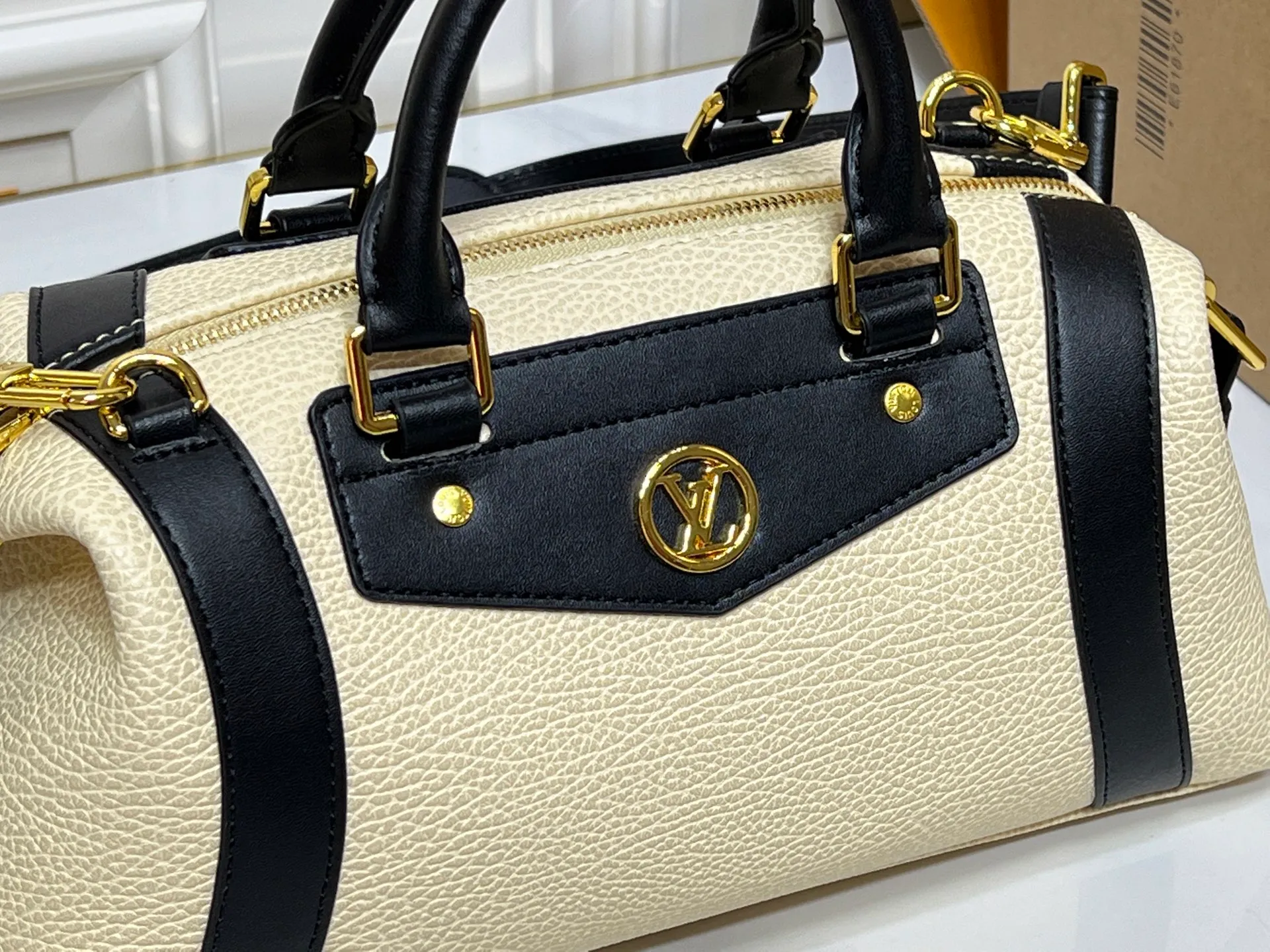 Batch 320💰[Exclusive real shot] Medium size M25566 M14623 Full leather motorcycle bag M14702 M14700 NANO LV BIKER handbag This Nano LV Rider handbag is from the 2025 spring and summer series. It is made of pixelated grain sheep leather with smooth cow leather elements, and is decorated with LV Circle logo. The foldable configuration makes it easy to store in a suitcase, and the modern design adds a rock-n-roll edge to any look. Dimensions: 10 x 10 x 23 cm