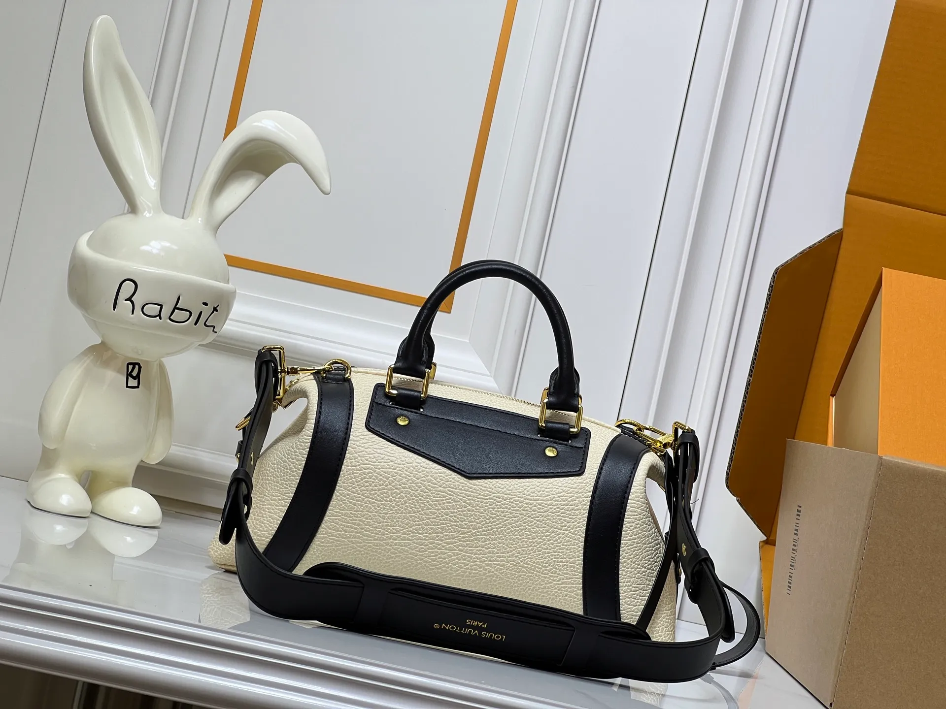 Batch 320💰[Exclusive real shot] Medium size M25566 M14623 Full leather motorcycle bag M14702 M14700 NANO LV BIKER handbag This Nano LV Rider handbag is from the 2025 spring and summer series. It is made of pixelated grain sheep leather with smooth cow leather elements, and is decorated with LV Circle logo. The foldable configuration makes it easy to store in a suitcase, and the modern design adds a rock-n-roll edge to any look. Dimensions: 10 x 10 x 23 cm