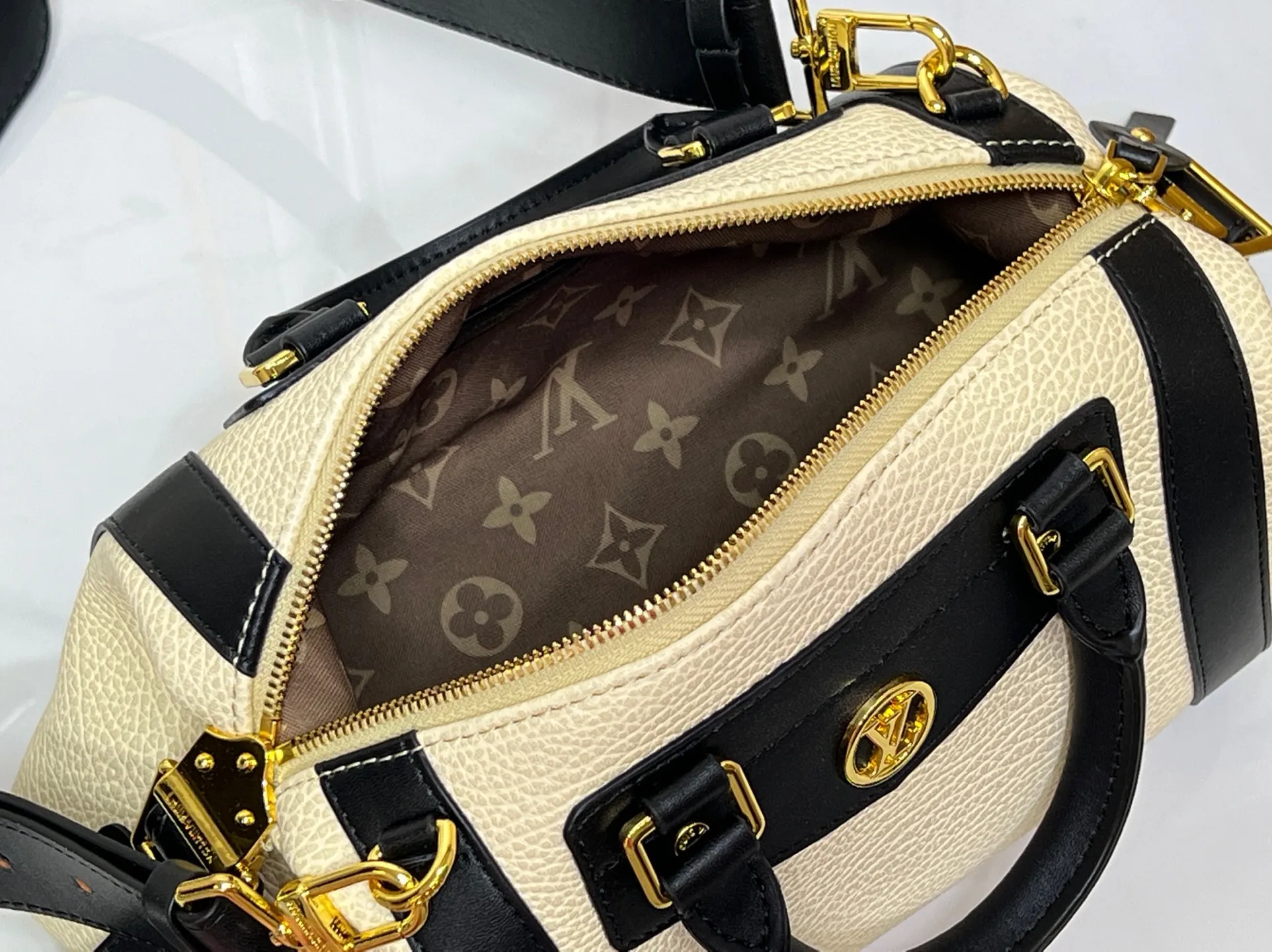 Batch 320💰[Exclusive real shot] Medium size M25566 M14623 Full leather motorcycle bag M14702 M14700 NANO LV BIKER handbag This Nano LV Rider handbag is from the 2025 spring and summer series. It is made of pixelated grain sheep leather with smooth cow leather elements, and is decorated with LV Circle logo. The foldable configuration makes it easy to store in a suitcase, and the modern design adds a rock-n-roll edge to any look. Dimensions: 10 x 10 x 23 cm
