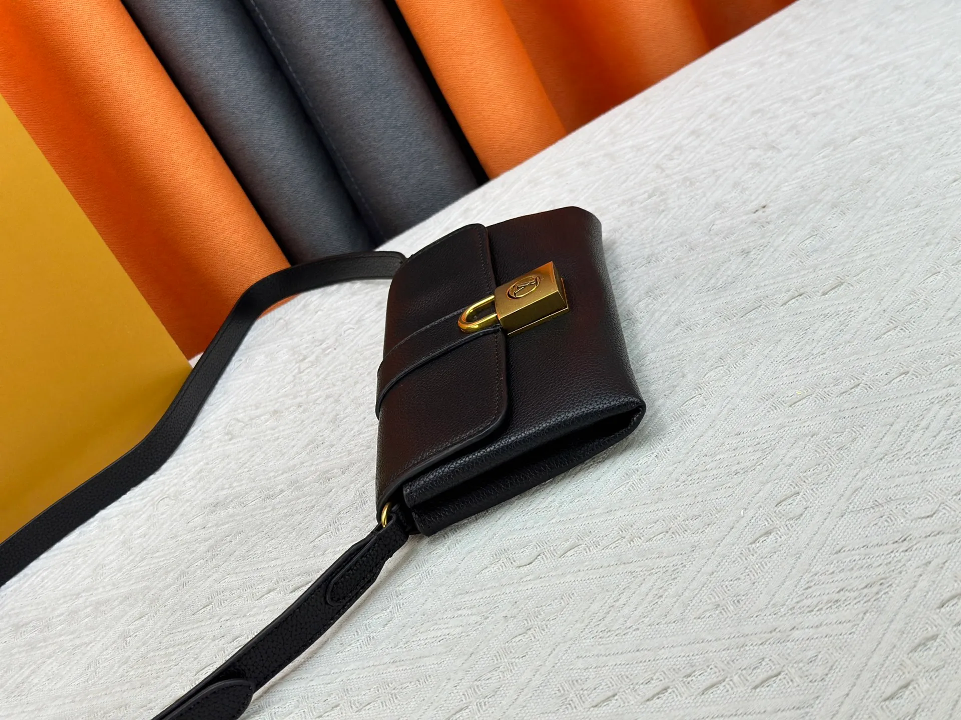 P240 Upgraded original M12147 This Wallet On Chain handbag is made of soft cow leather, adding a functional option to the Low Key series. The removable zipper bag is cut from Monogram canvas, demonstrating the brand's exquisite craftsmanship. The creative LV lock design ensures safe placement of valuables. Dimensions: 22.0 x 13.0 x 3.5 cm (length x height x width)