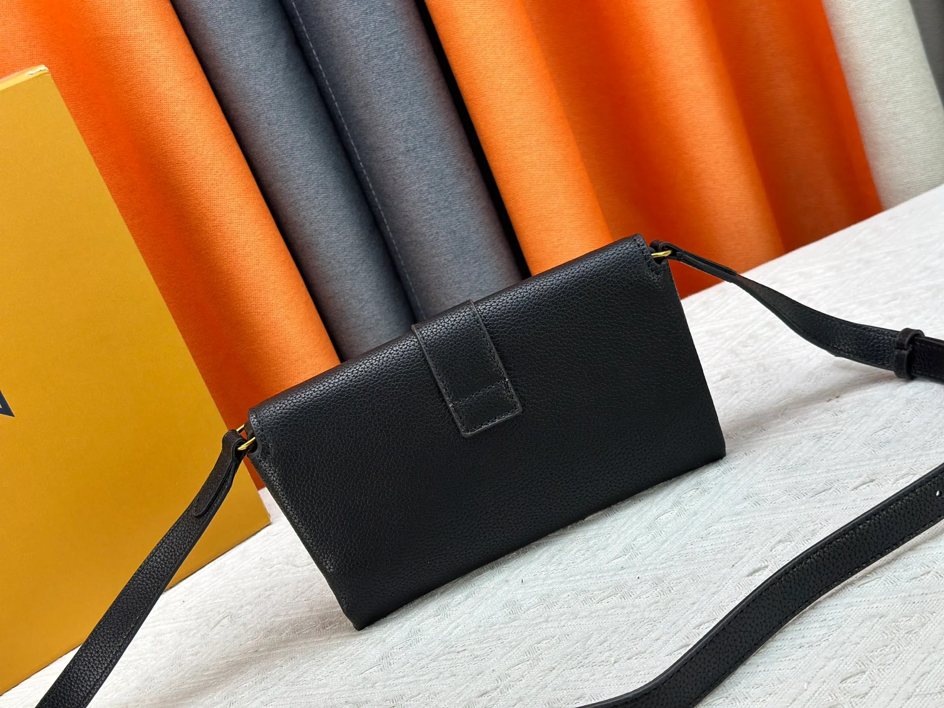 P240 Upgraded original M12147 This Wallet On Chain handbag is made of soft cow leather, adding a functional option to the Low Key series. The removable zipper bag is cut from Monogram canvas, demonstrating the brand's exquisite craftsmanship. The creative LV lock design ensures safe placement of valuables. Dimensions: 22.0 x 13.0 x 3.5 cm (length x height x width)