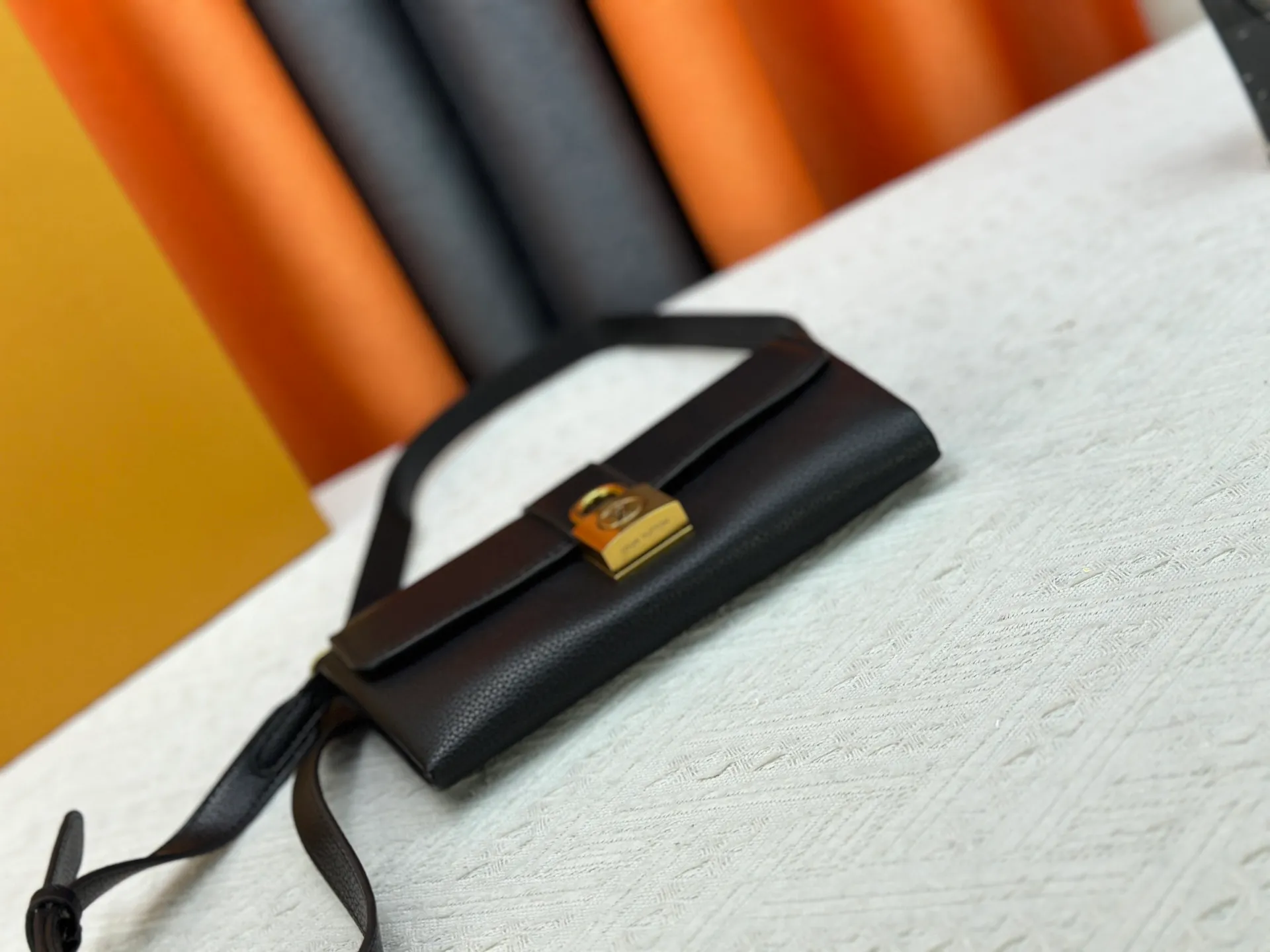 P240 Upgraded original M12147 This Wallet On Chain handbag is made of soft cow leather, adding a functional option to the Low Key series. The removable zipper bag is cut from Monogram canvas, demonstrating the brand's exquisite craftsmanship. The creative LV lock design ensures safe placement of valuables. Dimensions: 22.0 x 13.0 x 3.5 cm (length x height x width)