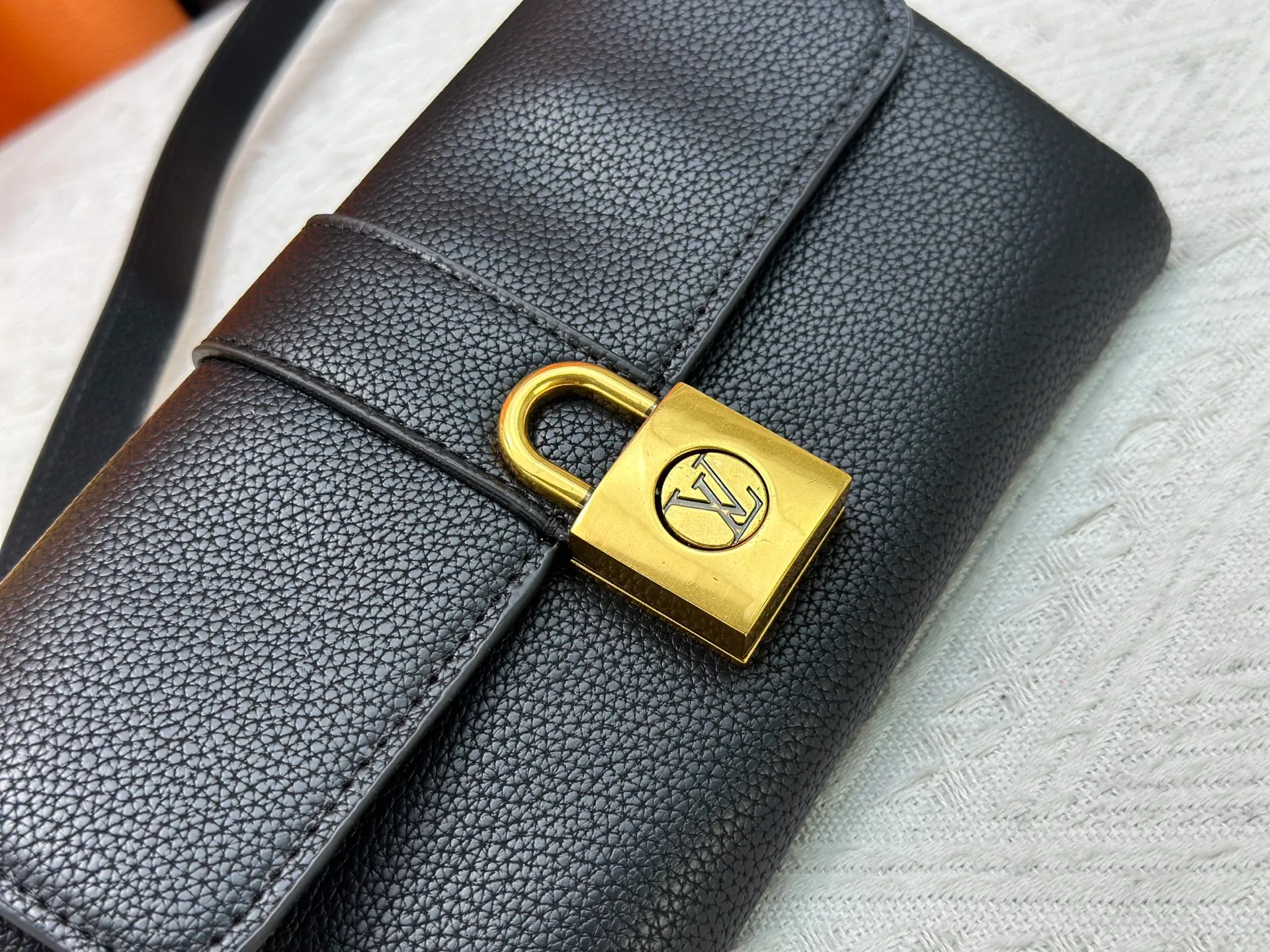 P240 Upgraded original M12147 This Wallet On Chain handbag is made of soft cow leather, adding a functional option to the Low Key series. The removable zipper bag is cut from Monogram canvas, demonstrating the brand's exquisite craftsmanship. The creative LV lock design ensures safe placement of valuables. Dimensions: 22.0 x 13.0 x 3.5 cm (length x height x width)
