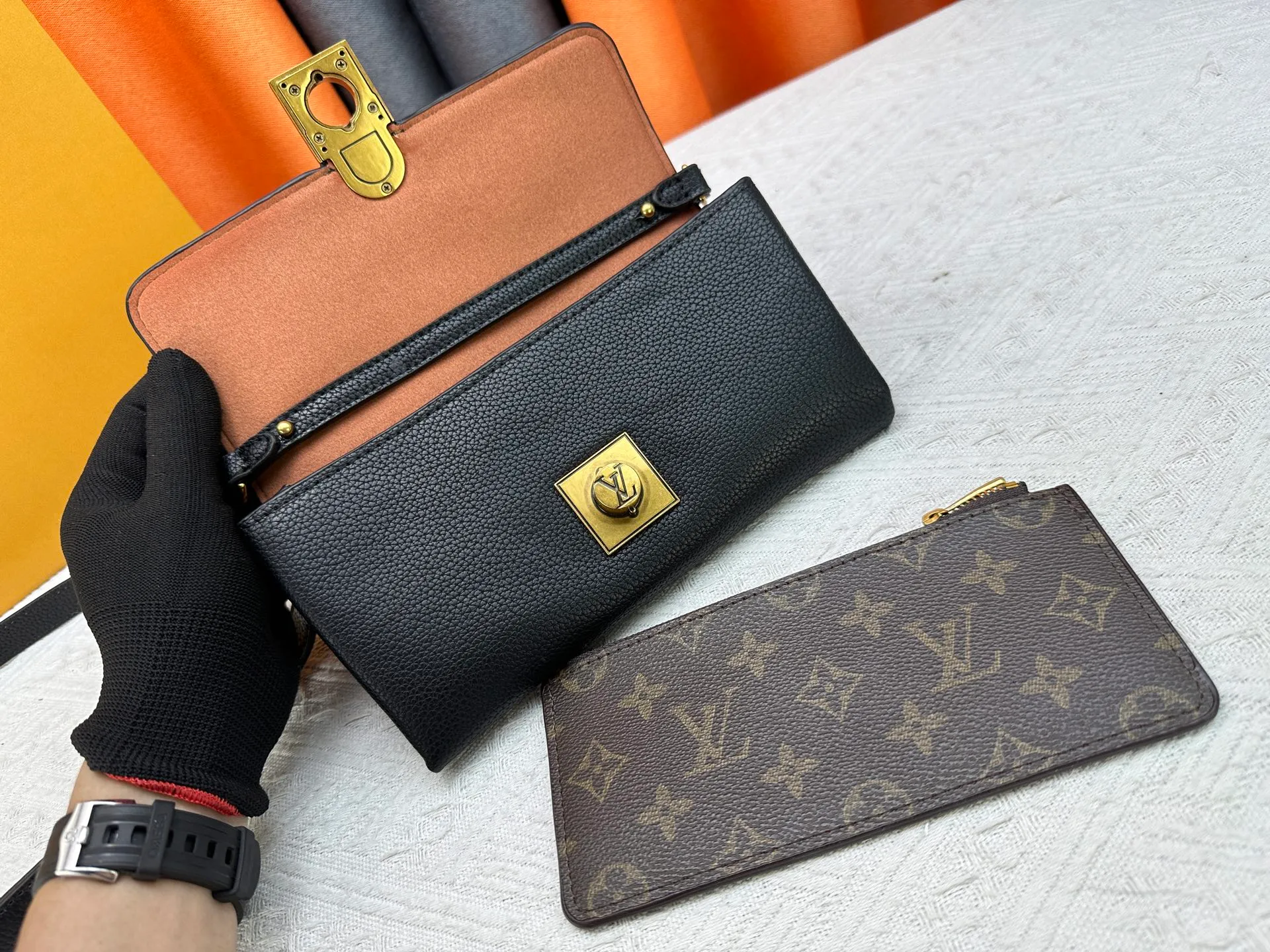 P240 Upgraded original M12147 This Wallet On Chain handbag is made of soft cow leather, adding a functional option to the Low Key series. The removable zipper bag is cut from Monogram canvas, demonstrating the brand's exquisite craftsmanship. The creative LV lock design ensures safe placement of valuables. Dimensions: 22.0 x 13.0 x 3.5 cm (length x height x width)