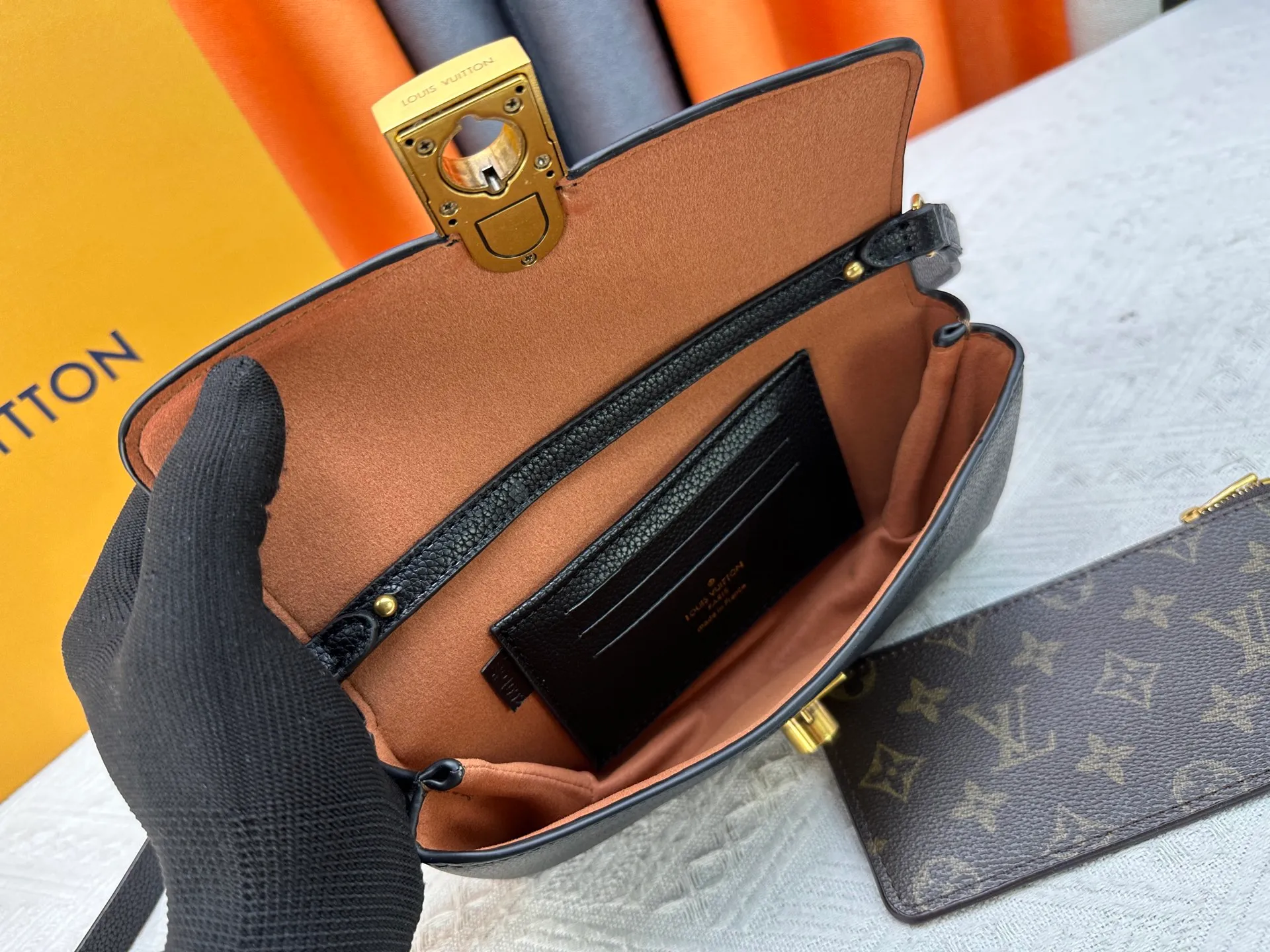 P240 Upgraded original M12147 This Wallet On Chain handbag is made of soft cow leather, adding a functional option to the Low Key series. The removable zipper bag is cut from Monogram canvas, demonstrating the brand's exquisite craftsmanship. The creative LV lock design ensures safe placement of valuables. Dimensions: 22.0 x 13.0 x 3.5 cm (length x height x width)