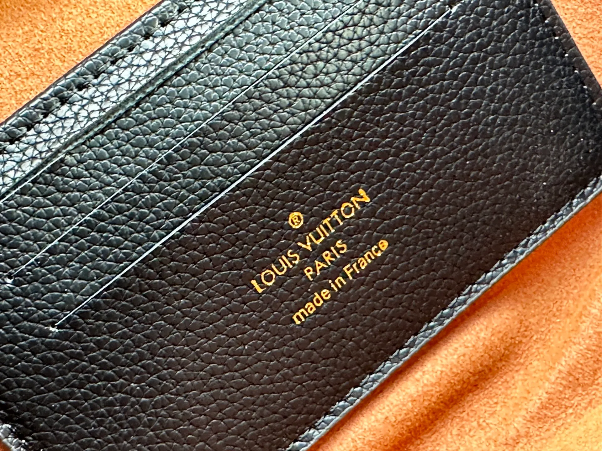 P240 Upgraded original M12147 This Wallet On Chain handbag is made of soft cow leather, adding a functional option to the Low Key series. The removable zipper bag is cut from Monogram canvas, demonstrating the brand's exquisite craftsmanship. The creative LV lock design ensures safe placement of valuables. Dimensions: 22.0 x 13.0 x 3.5 cm (length x height x width)