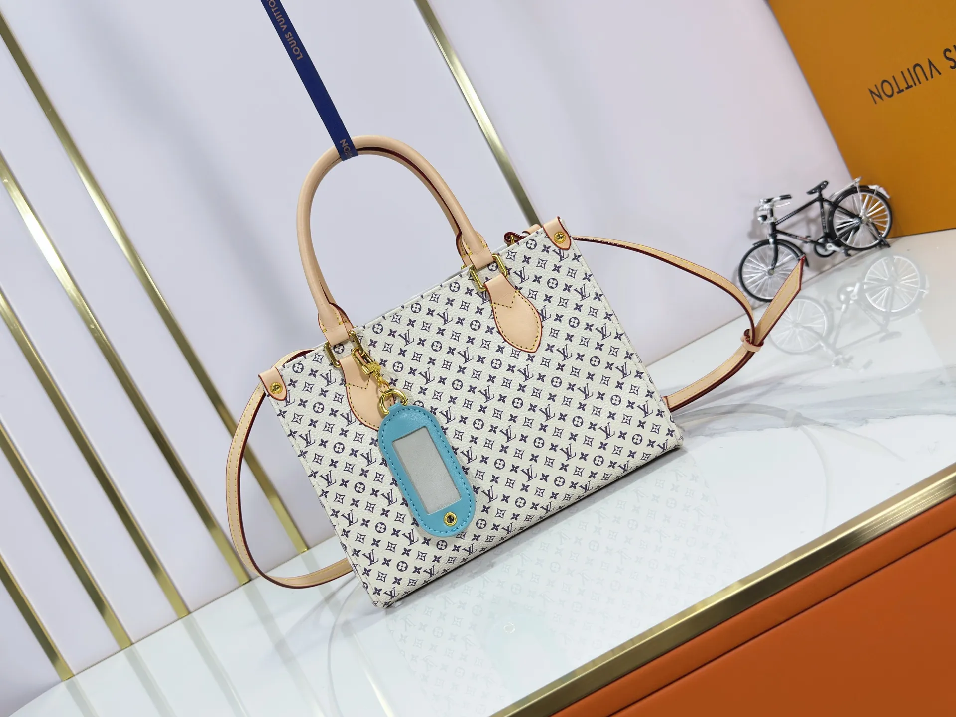 P240 Upgraded original M13158 M45659 M46373 M44571 This OnTheGo small handbag is made of Monogram and Monogram Reverse canvas, with the Monogram Giant pattern embellished on it. The Toron handle and the jacquard textured shoulder strap decorated with the brand's logo create a visual contrast, and the detachable coin bag is suitable for storing change or small items. It combines fashionable charm with various functions, making it a good daily companion. 25.0 x 19.0 x 11.5 cm (length x height x width)