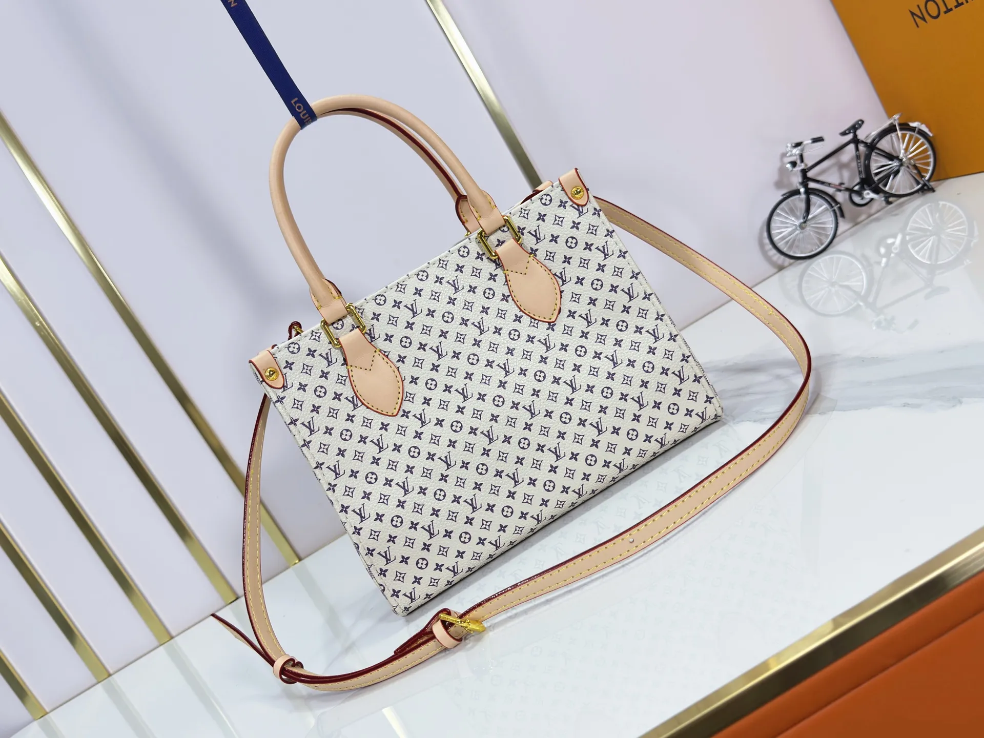 P240 Upgraded original M13158 M45659 M46373 M44571 This OnTheGo small handbag is made of Monogram and Monogram Reverse canvas, with the Monogram Giant pattern embellished on it. The Toron handle and the jacquard textured shoulder strap decorated with the brand's logo create a visual contrast, and the detachable coin bag is suitable for storing change or small items. It combines fashionable charm with various functions, making it a good daily companion. 25.0 x 19.0 x 11.5 cm (length x height x width)