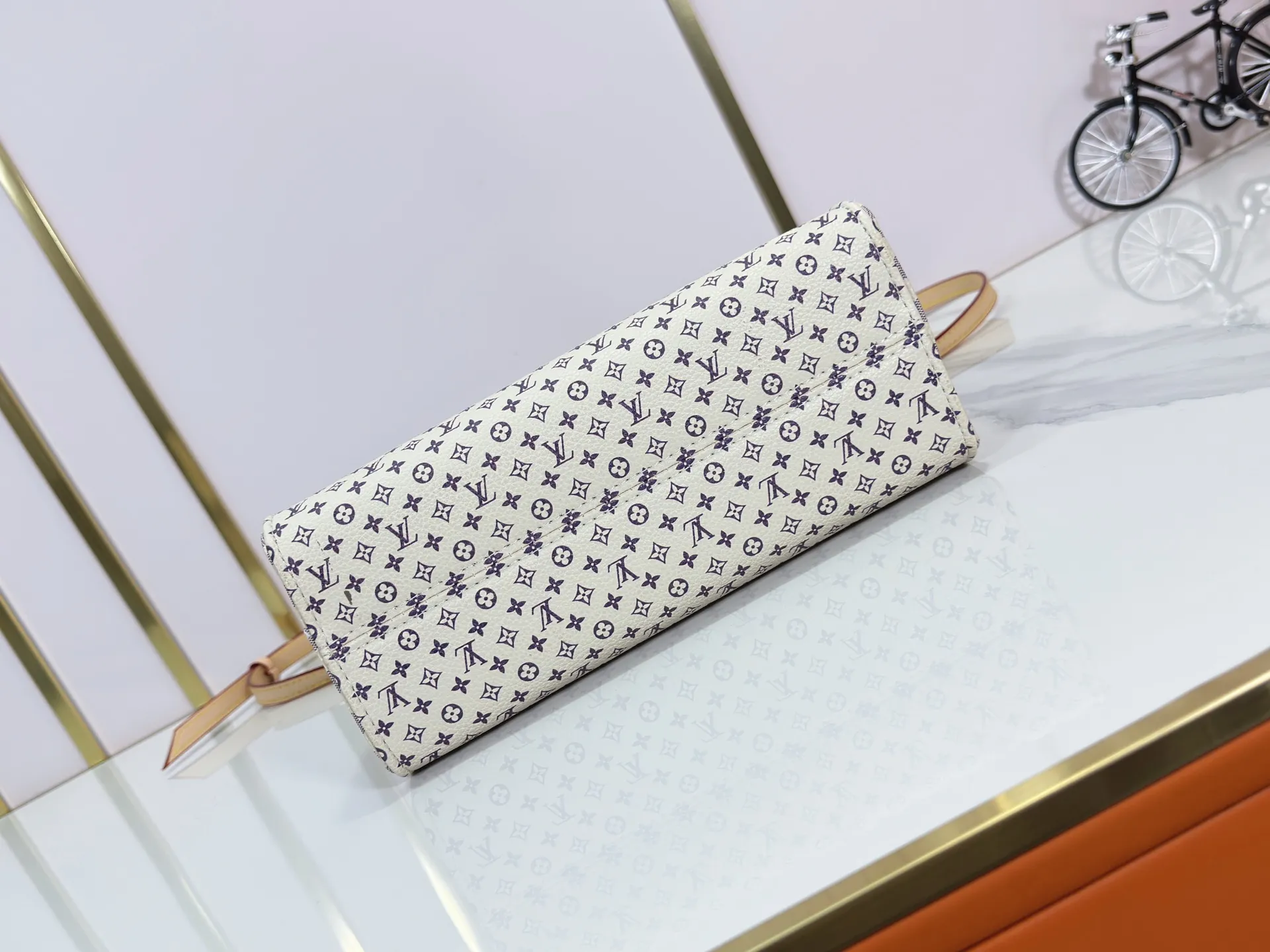 P240 Upgraded original M13158 M45659 M46373 M44571 This OnTheGo small handbag is made of Monogram and Monogram Reverse canvas, with the Monogram Giant pattern embellished on it. The Toron handle and the jacquard textured shoulder strap decorated with the brand's logo create a visual contrast, and the detachable coin bag is suitable for storing change or small items. It combines fashionable charm with various functions, making it a good daily companion. 25.0 x 19.0 x 11.5 cm (length x height x width)