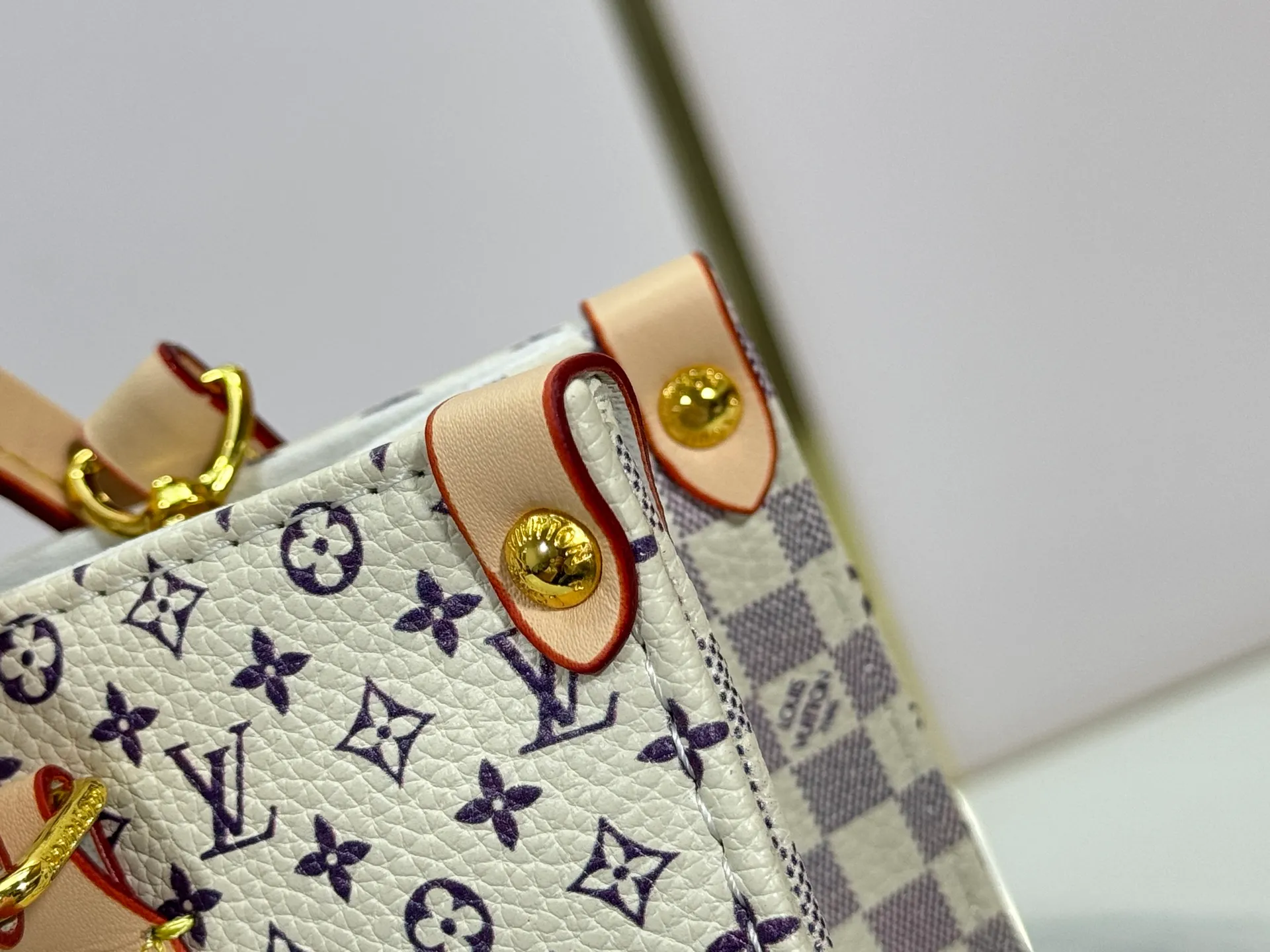 P240 Upgraded original M13158 M45659 M46373 M44571 This OnTheGo small handbag is made of Monogram and Monogram Reverse canvas, with the Monogram Giant pattern embellished on it. The Toron handle and the jacquard textured shoulder strap decorated with the brand's logo create a visual contrast, and the detachable coin bag is suitable for storing change or small items. It combines fashionable charm with various functions, making it a good daily companion. 25.0 x 19.0 x 11.5 cm (length x height x width)