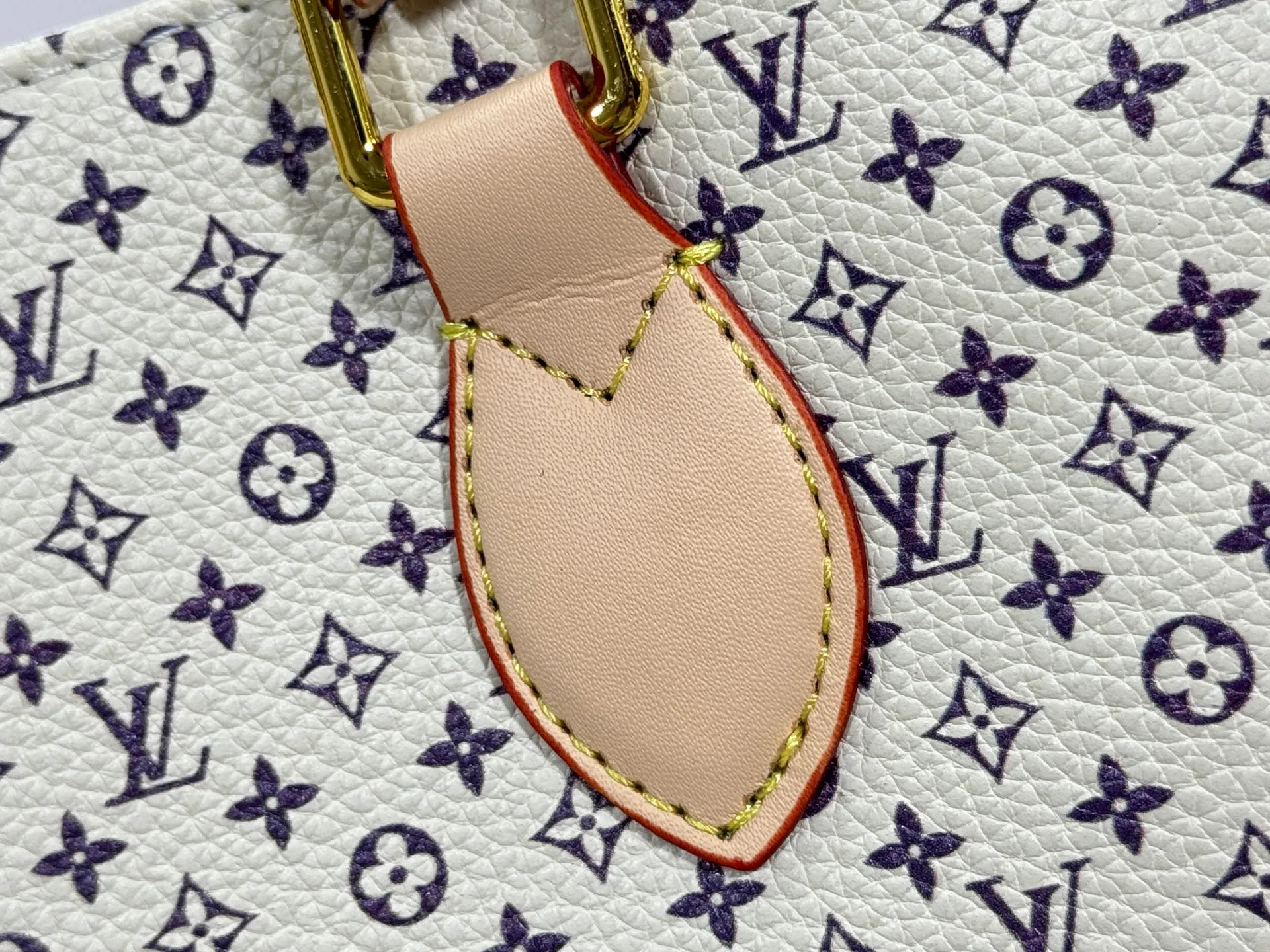 P240 Upgraded original M13158 M45659 M46373 M44571 This OnTheGo small handbag is made of Monogram and Monogram Reverse canvas, with the Monogram Giant pattern embellished on it. The Toron handle and the jacquard textured shoulder strap decorated with the brand's logo create a visual contrast, and the detachable coin bag is suitable for storing change or small items. It combines fashionable charm with various functions, making it a good daily companion. 25.0 x 19.0 x 11.5 cm (length x height x width)