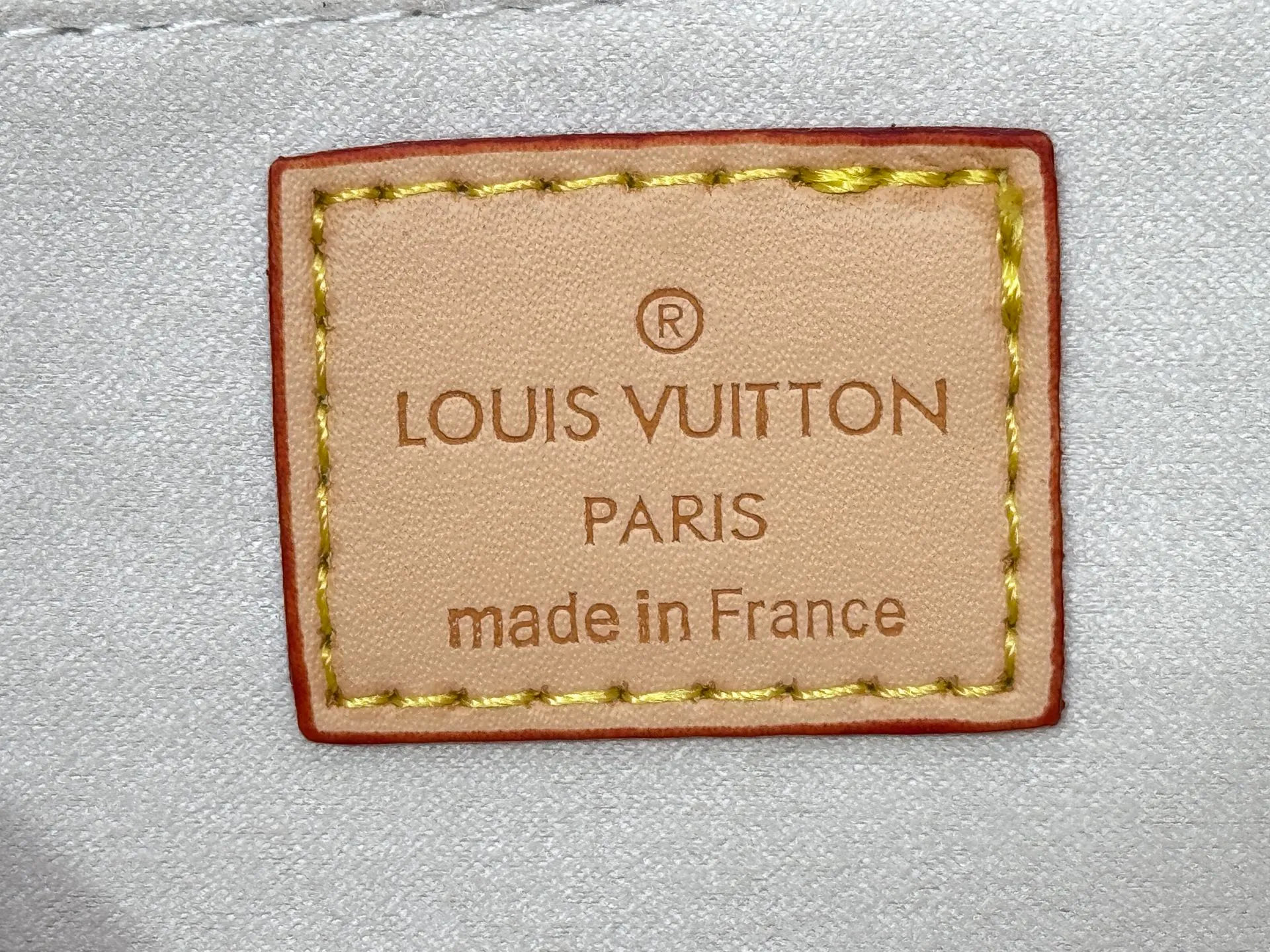 P240 Upgraded original M13158 M45659 M46373 M44571 This OnTheGo small handbag is made of Monogram and Monogram Reverse canvas, with the Monogram Giant pattern embellished on it. The Toron handle and the jacquard textured shoulder strap decorated with the brand's logo create a visual contrast, and the detachable coin bag is suitable for storing change or small items. It combines fashionable charm with various functions, making it a good daily companion. 25.0 x 19.0 x 11.5 cm (length x height x width)