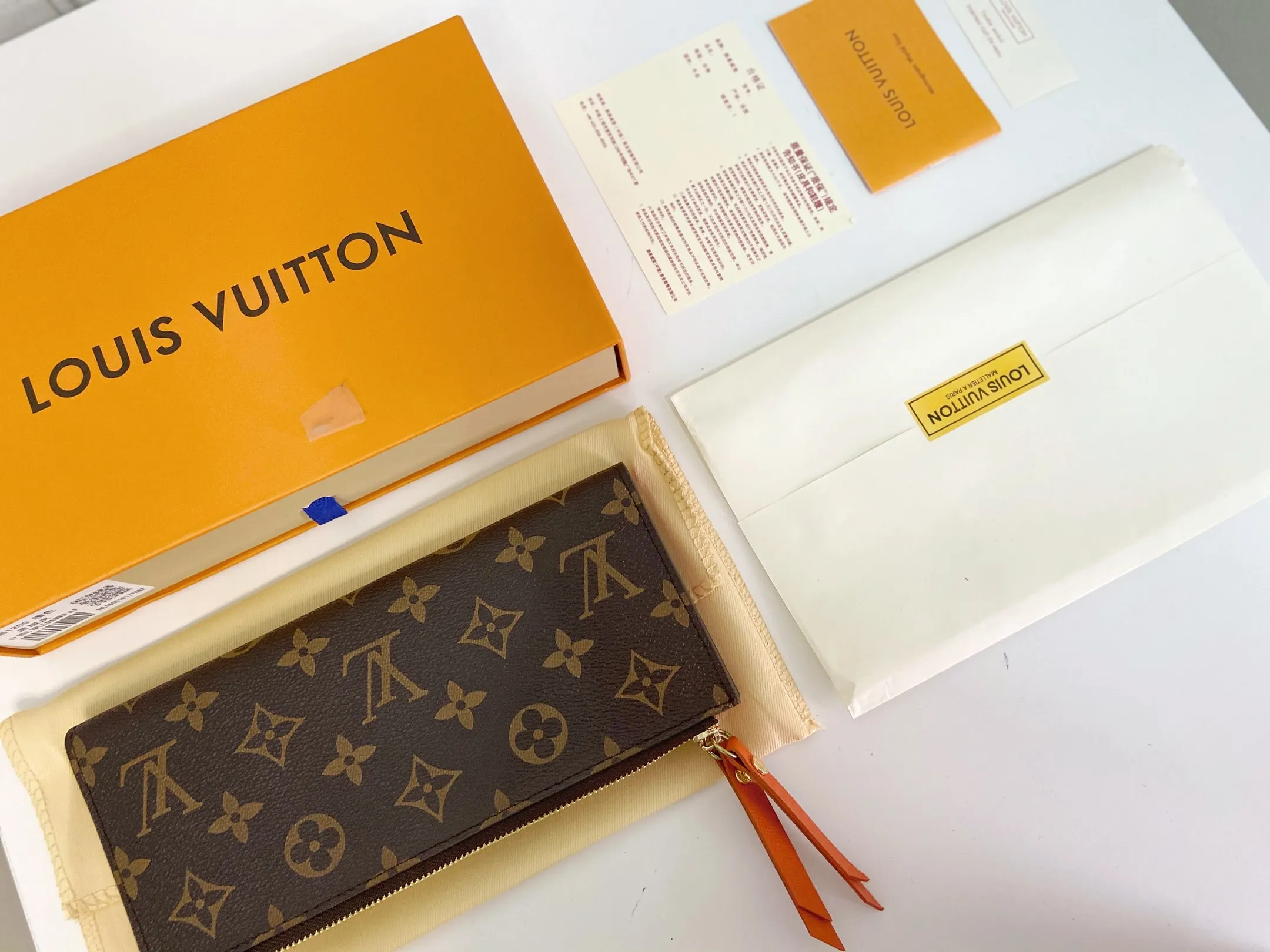 💰120 💎Super practical model, still popular! Official website sync version! Combining Louis Vuitton's classic Monogram canvas material with a bright colored leather lining, the stylish Adele wallet features a modern thin design, two leather zippers and a magnetic clasp for easy opening. It also works as a clutch. 12 credit card slots, 2 zippered compartments for coins or a smartphone, 2 flat interior pockets, embossed cowhide leather lining, shiny gold-tone hardware. ❤️Model: M61269 Size 21x9x2.