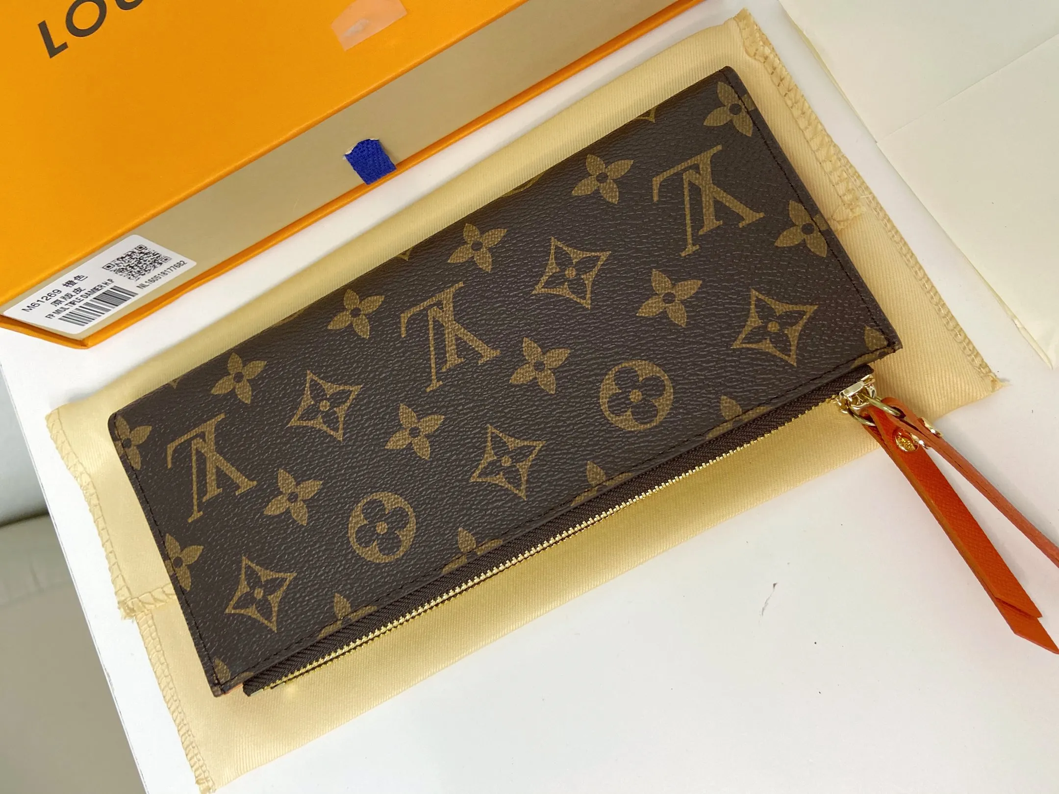 💰120 💎Super practical model, still popular! Official website sync version! Combining Louis Vuitton's classic Monogram canvas material with a bright colored leather lining, the stylish Adele wallet features a modern thin design, two leather zippers and a magnetic clasp for easy opening. It also works as a clutch. 12 credit card slots, 2 zippered compartments for coins or a smartphone, 2 flat interior pockets, embossed cowhide leather lining, shiny gold-tone hardware. ❤️Model: M61269 Size 21x9x2.