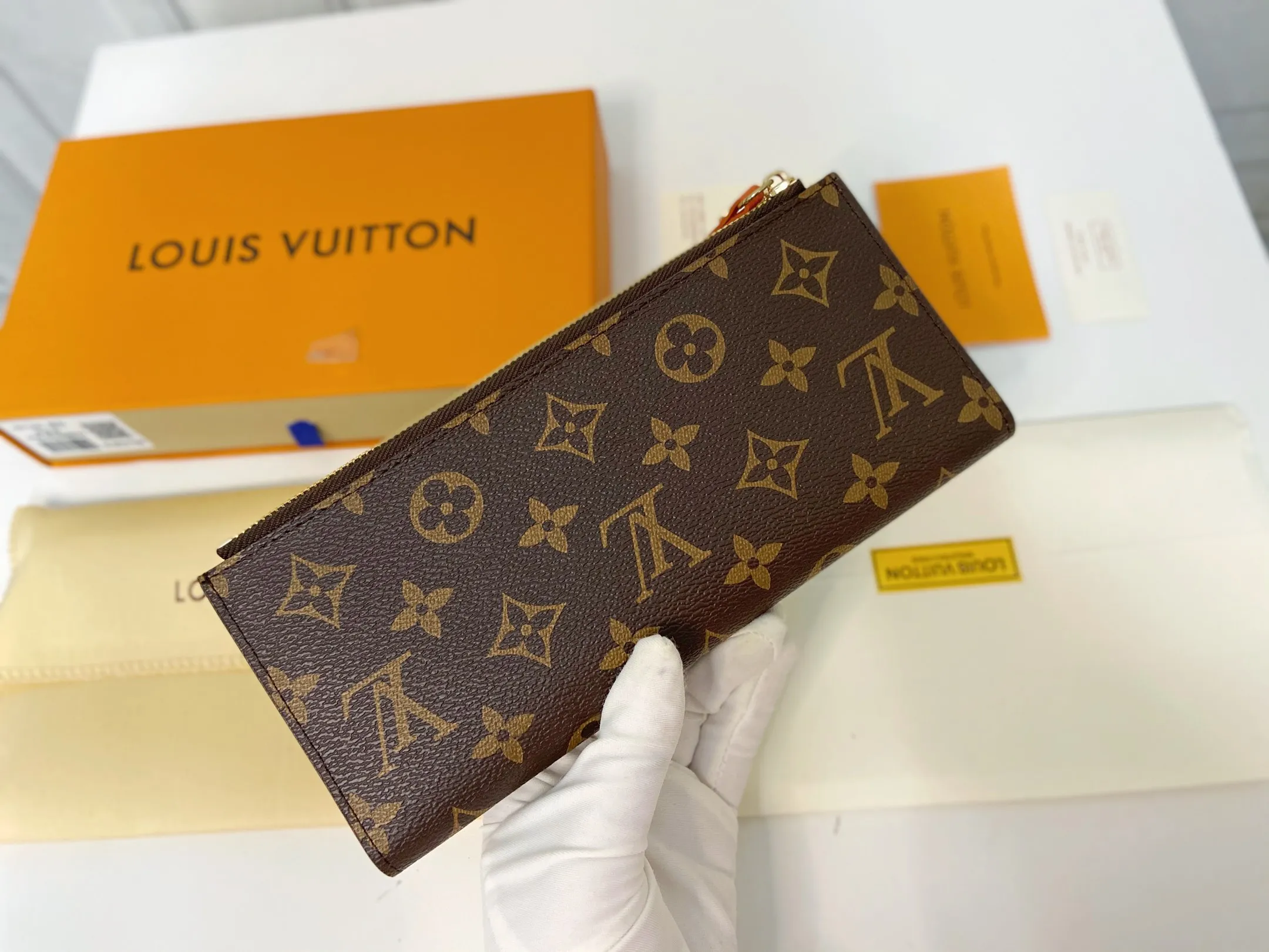 💰120 💎Super practical model, still popular! Official website sync version! Combining Louis Vuitton's classic Monogram canvas material with a bright colored leather lining, the stylish Adele wallet features a modern thin design, two leather zippers and a magnetic clasp for easy opening. It also works as a clutch. 12 credit card slots, 2 zippered compartments for coins or a smartphone, 2 flat interior pockets, embossed cowhide leather lining, shiny gold-tone hardware. ❤️Model: M61269 Size 21x9x2.
