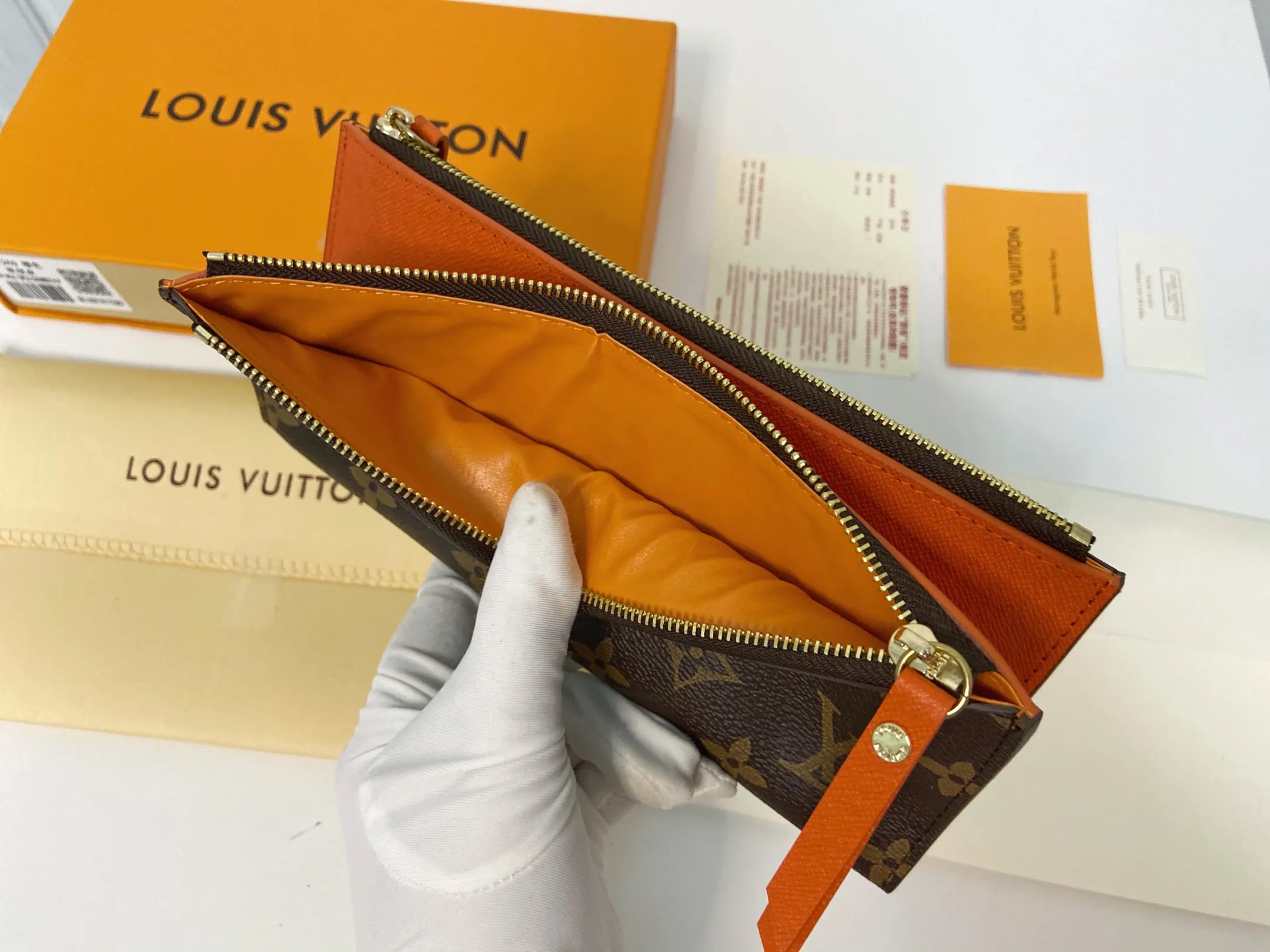 💰120 💎Super practical model, still popular! Official website sync version! Combining Louis Vuitton's classic Monogram canvas material with a bright colored leather lining, the stylish Adele wallet features a modern thin design, two leather zippers and a magnetic clasp for easy opening. It also works as a clutch. 12 credit card slots, 2 zippered compartments for coins or a smartphone, 2 flat interior pockets, embossed cowhide leather lining, shiny gold-tone hardware. ❤️Model: M61269 Size 21x9x2.