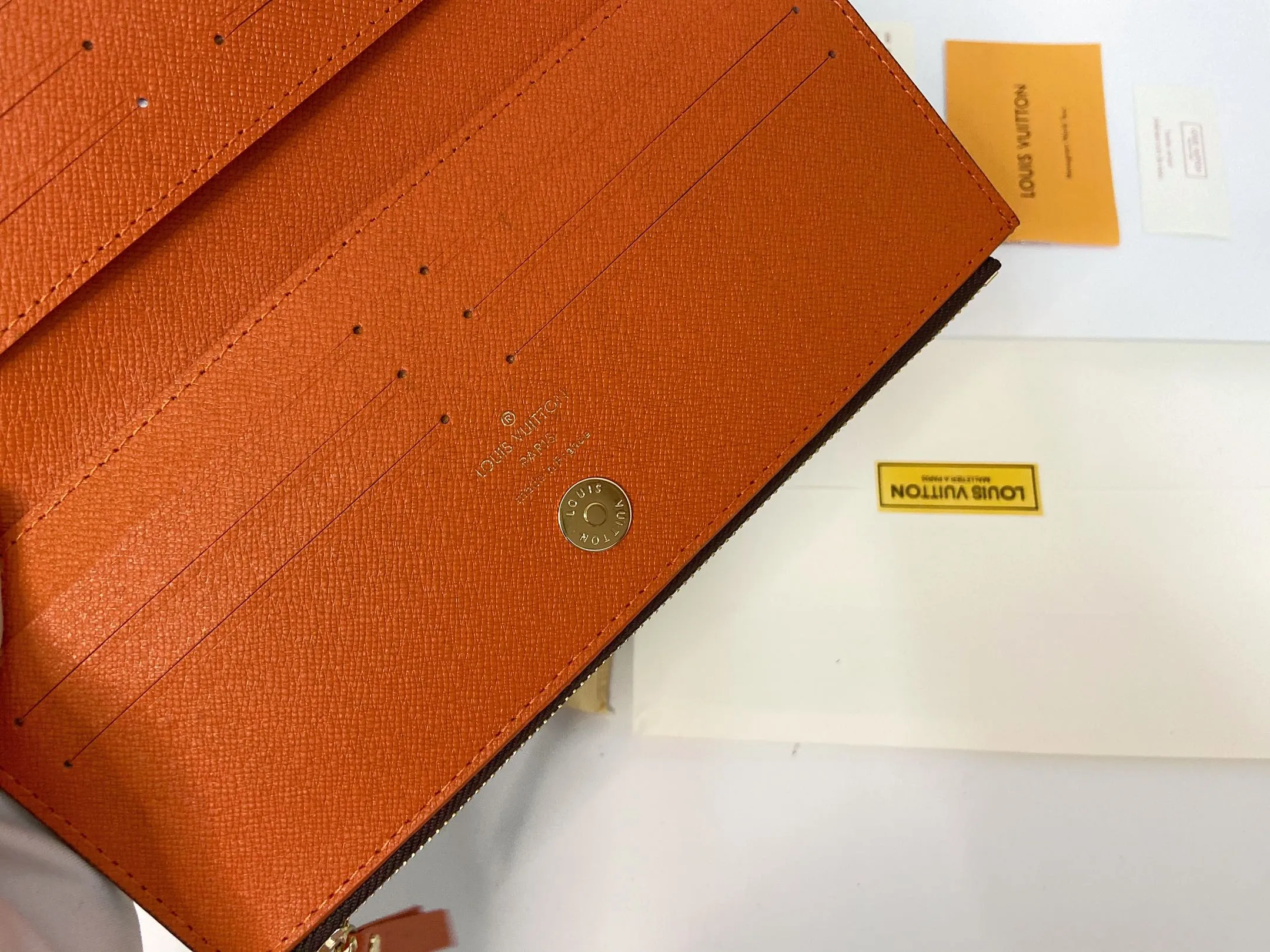 💰120 💎Super practical model, still popular! Official website sync version! Combining Louis Vuitton's classic Monogram canvas material with a bright colored leather lining, the stylish Adele wallet features a modern thin design, two leather zippers and a magnetic clasp for easy opening. It also works as a clutch. 12 credit card slots, 2 zippered compartments for coins or a smartphone, 2 flat interior pockets, embossed cowhide leather lining, shiny gold-tone hardware. ❤️Model: M61269 Size 21x9x2.