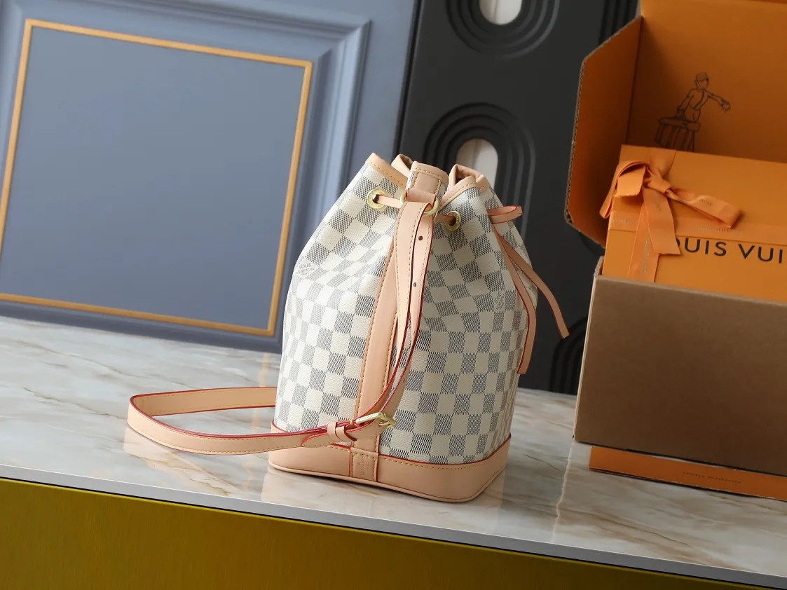 💰320💰Upgraded from the original M40818 M42224. This NOE BB handbag is a beloved mini reinterpretation of the classic Noé bucket bag designed in 1932. The bag has a leather-reinforced base and stands just under 9 inches tall. This Noé bucket bag in Monogram canvas features the original signature leather strap, as well as an extended shoulder strap for casual cross-body wear! Size 27×27×21cm