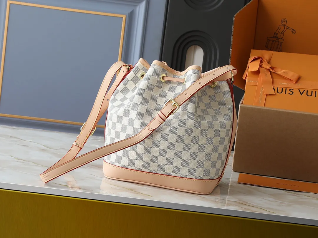 💰320💰Upgraded from the original M40818 M42224. This NOE BB handbag is a beloved mini reinterpretation of the classic Noé bucket bag designed in 1932. The bag has a leather-reinforced base and stands just under 9 inches tall. This Noé bucket bag in Monogram canvas features the original signature leather strap, as well as an extended shoulder strap for casual cross-body wear! Size 27×27×21cm