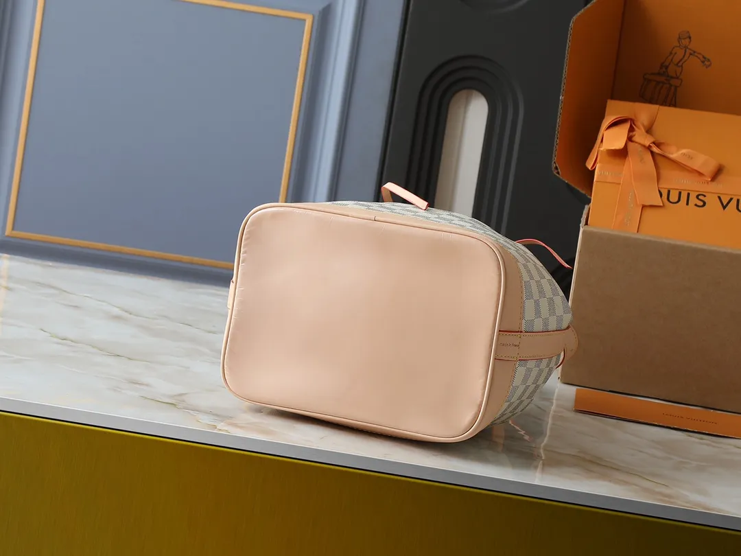 💰320💰Upgraded from the original M40818 M42224. This NOE BB handbag is a beloved mini reinterpretation of the classic Noé bucket bag designed in 1932. The bag has a leather-reinforced base and stands just under 9 inches tall. This Noé bucket bag in Monogram canvas features the original signature leather strap, as well as an extended shoulder strap for casual cross-body wear! Size 27×27×21cm