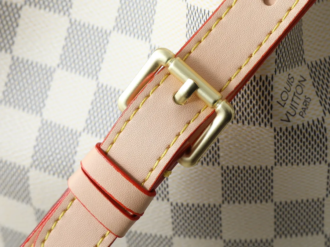 💰320💰Upgraded from the original M40818 M42224. This NOE BB handbag is a beloved mini reinterpretation of the classic Noé bucket bag designed in 1932. The bag has a leather-reinforced base and stands just under 9 inches tall. This Noé bucket bag in Monogram canvas features the original signature leather strap, as well as an extended shoulder strap for casual cross-body wear! Size 27×27×21cm