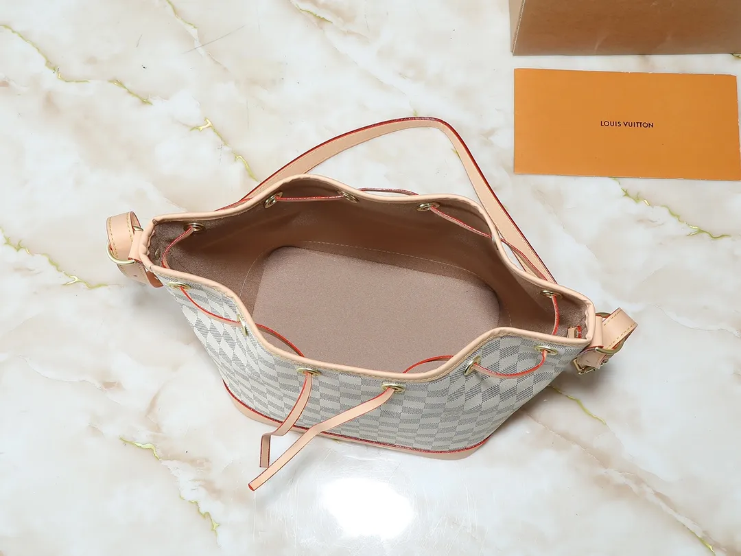 💰320💰Upgraded from the original M40818 M42224. This NOE BB handbag is a beloved mini reinterpretation of the classic Noé bucket bag designed in 1932. The bag has a leather-reinforced base and stands just under 9 inches tall. This Noé bucket bag in Monogram canvas features the original signature leather strap, as well as an extended shoulder strap for casual cross-body wear! Size 27×27×21cm