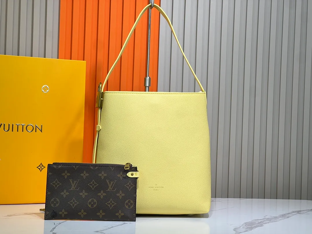 Batch 300💰 Upgraded original (imitation original) M24974 M24856 M25022 M25352 M25353 M25354 This small Low Key Hobo handbag is made of smooth cow leather with suede cow leather lining. It can accommodate short wallets, large smartphones, keys and other small items. The shoulder strap is adjustable with a padlock buckle, and a removable Monogram canvas zippered interior pocket keeps it organized. Dimensions: 24.0 x 28.0 x 16.0 cm (length x height x width)