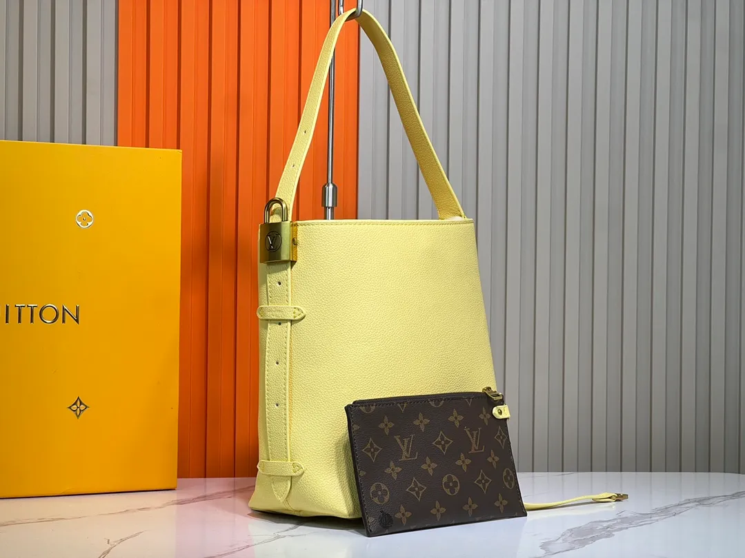 Batch 300💰 Upgraded original (imitation original) M24974 M24856 M25022 M25352 M25353 M25354 This small Low Key Hobo handbag is made of smooth cow leather with suede cow leather lining. It can accommodate short wallets, large smartphones, keys and other small items. The shoulder strap is adjustable with a padlock buckle, and a removable Monogram canvas zippered interior pocket keeps it organized. Dimensions: 24.0 x 28.0 x 16.0 cm (length x height x width)