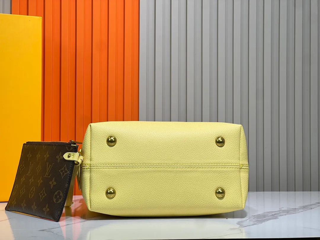 Batch 300💰 Upgraded original (imitation original) M24974 M24856 M25022 M25352 M25353 M25354 This small Low Key Hobo handbag is made of smooth cow leather with suede cow leather lining. It can accommodate short wallets, large smartphones, keys and other small items. The shoulder strap is adjustable with a padlock buckle, and a removable Monogram canvas zippered interior pocket keeps it organized. Dimensions: 24.0 x 28.0 x 16.0 cm (length x height x width)