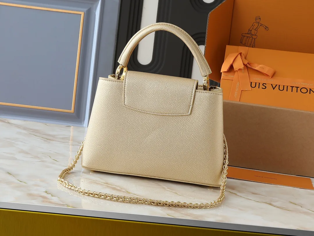 💰440💰Guangzhou goods Upgraded from the original M24583 M24584 M24585 Gold and diamond corolla This Capucines Flower Crown handbag is made of full-grain Taurillon leather and is embellished with Monogram flowers. Each flower is shaped by exquisite crystal diamonds. The LV logo and flowers echo each other, giving this soft handbag a jewel-like luster. Use the detachable shoulder strap cleverly to switch between shoulder and crossbody. Dimensions: 31.5 x 20.0 x 11.0 cm