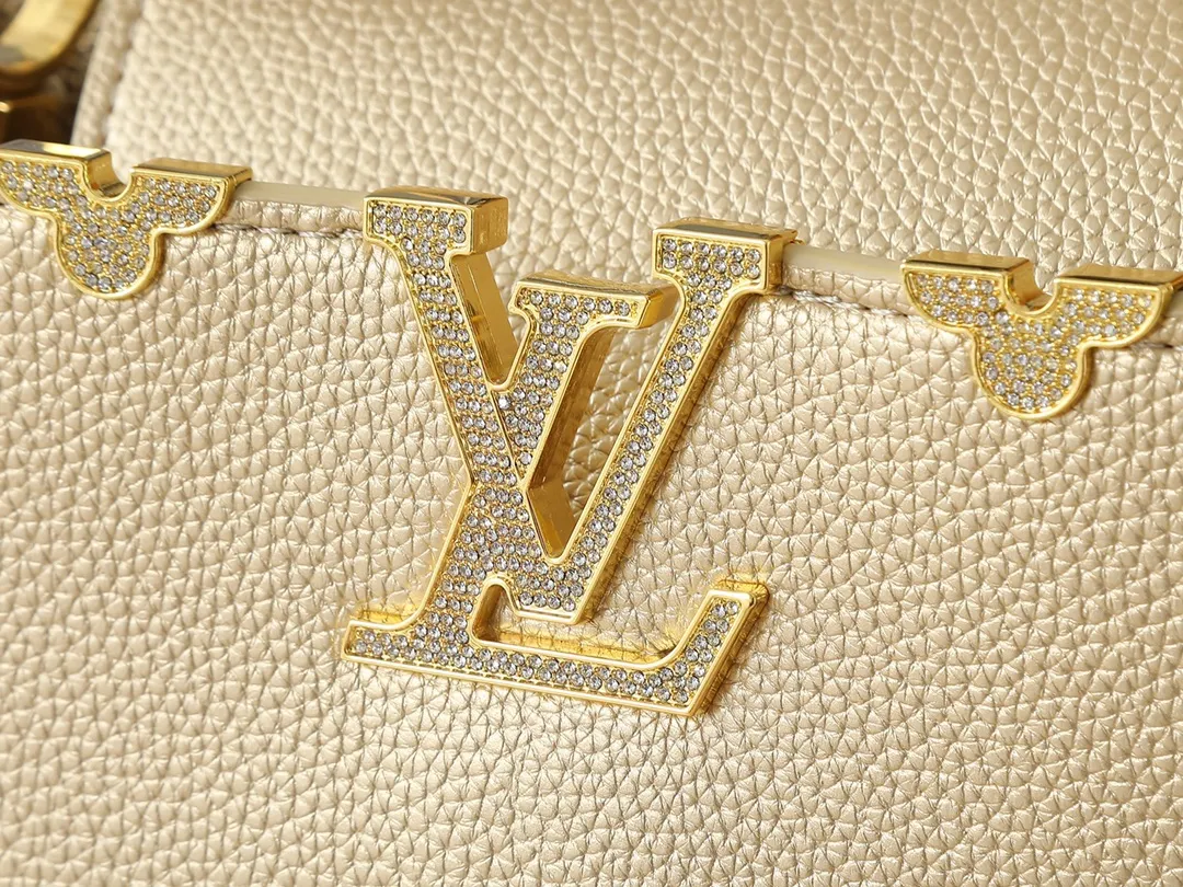 💰440💰Guangzhou goods Upgraded from the original M24583 M24584 M24585 Gold and diamond corolla This Capucines Flower Crown handbag is made of full-grain Taurillon leather and is embellished with Monogram flowers. Each flower is shaped by exquisite crystal diamonds. The LV logo and flowers echo each other, giving this soft handbag a jewel-like luster. Use the detachable shoulder strap cleverly to switch between shoulder and crossbody. Dimensions: 31.5 x 20.0 x 11.0 cm