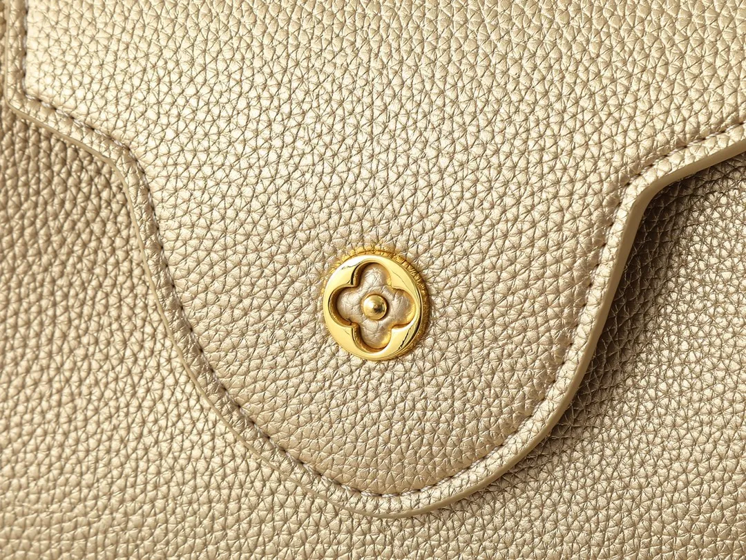 💰440💰Guangzhou goods Upgraded from the original M24583 M24584 M24585 Gold and diamond corolla This Capucines Flower Crown handbag is made of full-grain Taurillon leather and is embellished with Monogram flowers. Each flower is shaped by exquisite crystal diamonds. The LV logo and flowers echo each other, giving this soft handbag a jewel-like luster. Use the detachable shoulder strap cleverly to switch between shoulder and crossbody. Dimensions: 31.5 x 20.0 x 11.0 cm